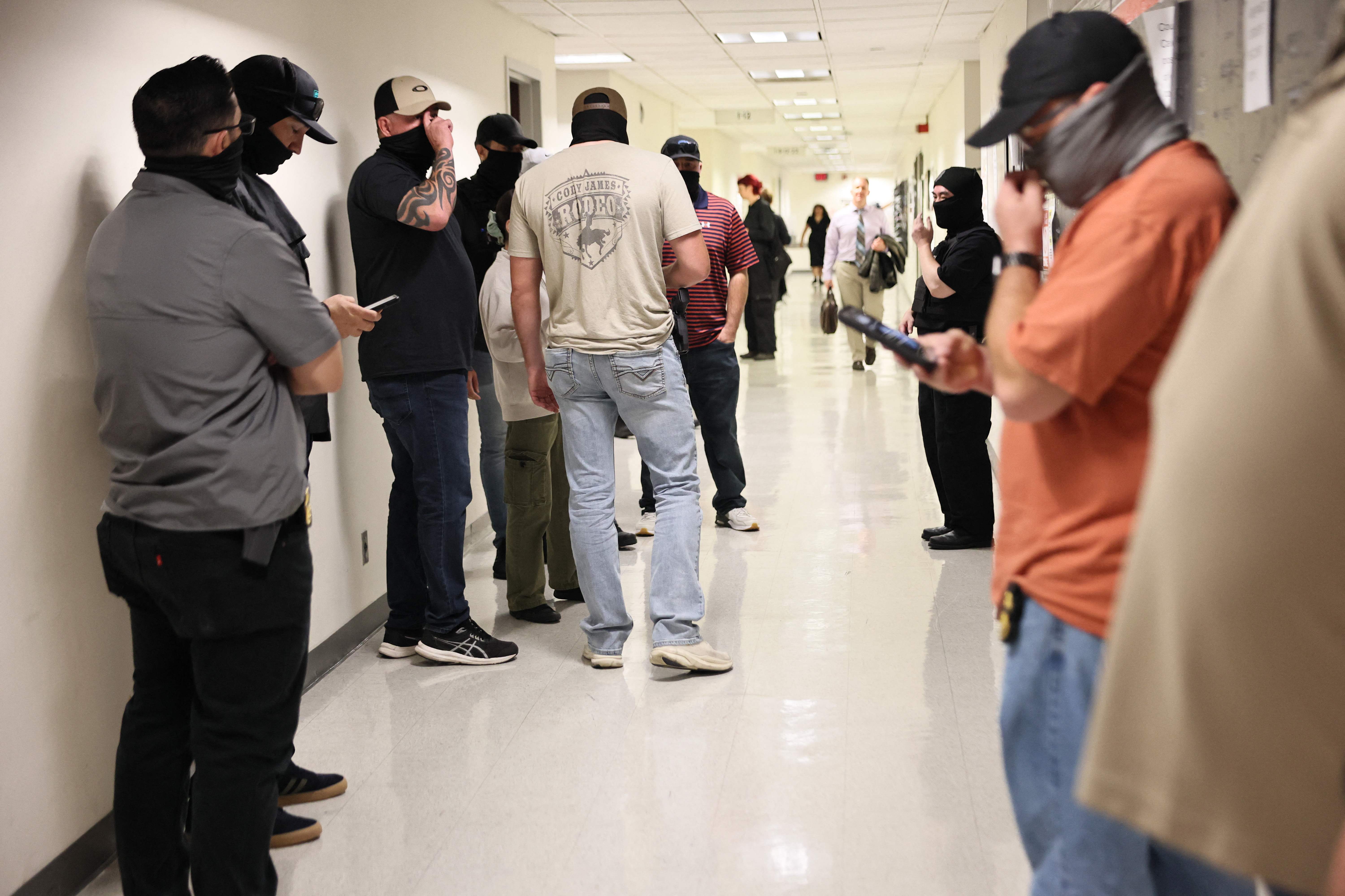 Agentes federales permanecen fuera de las salas de audiencias del Tribunal de Migración Federal Plaza en Nueva York. (Foto Prensa Libre: AFP)