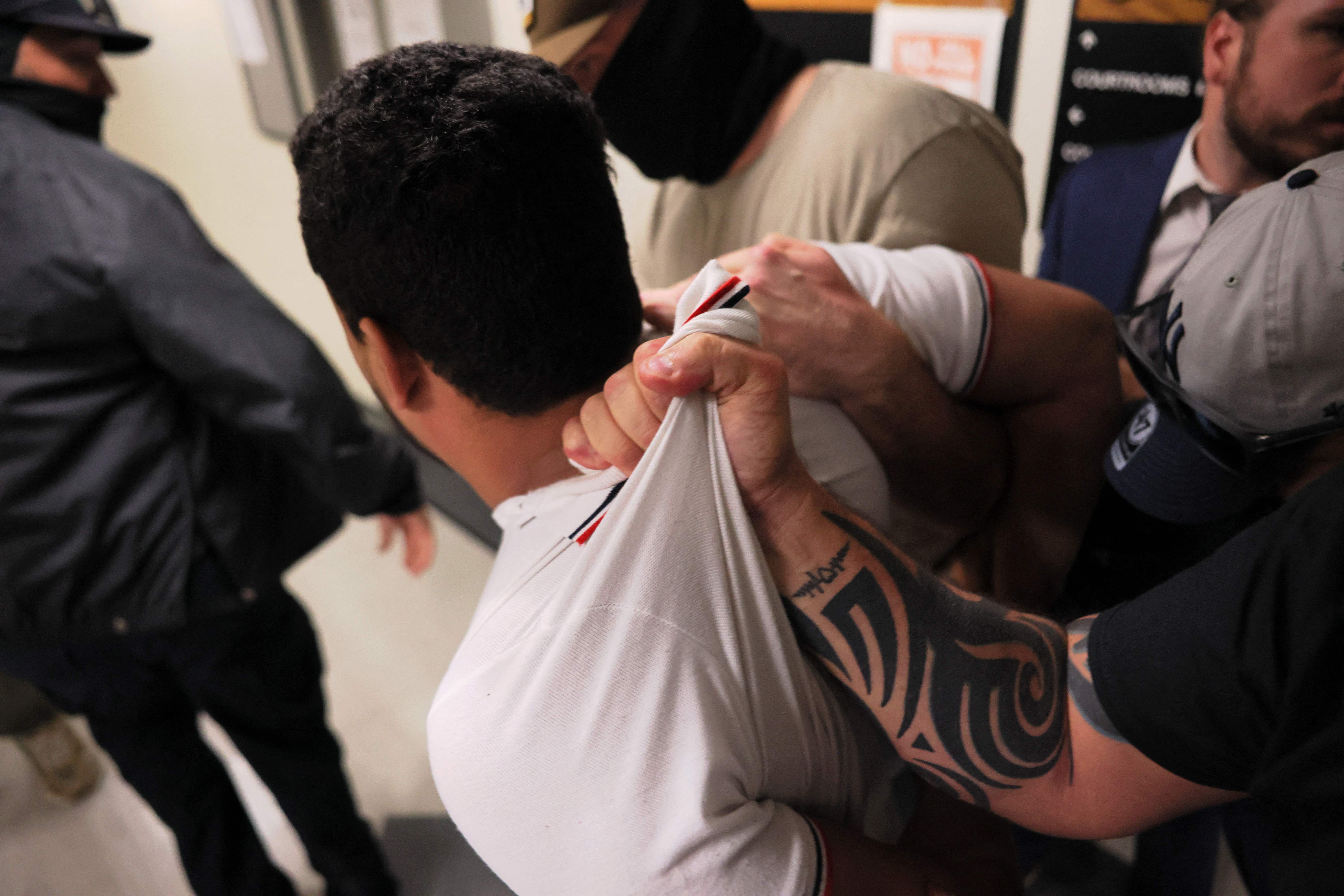 Hace algunas semanas, un juez de Nueva York ordenó al ICE que brinde un trato digno a los migrantes detenidos en salas de tribunales migratorios. (Foto Prensa Libre: AFP)