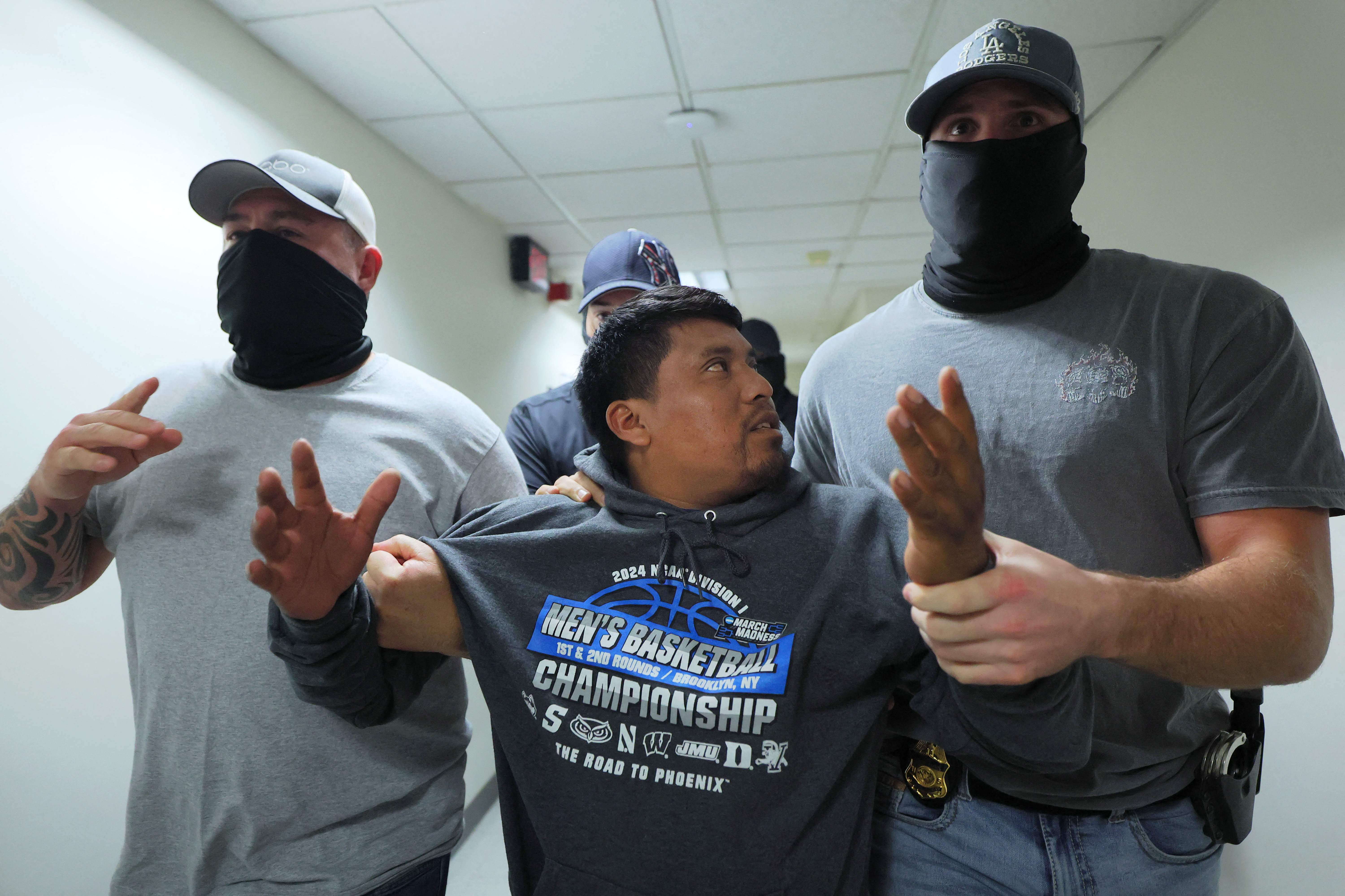 Un hombre es detenido por agentes federales tras salir de una audiencia en el tribunal de inmigración del Edificio Federal Jacob K. Javitz, Nueva York. (Foto Prensa Libre: AFP)