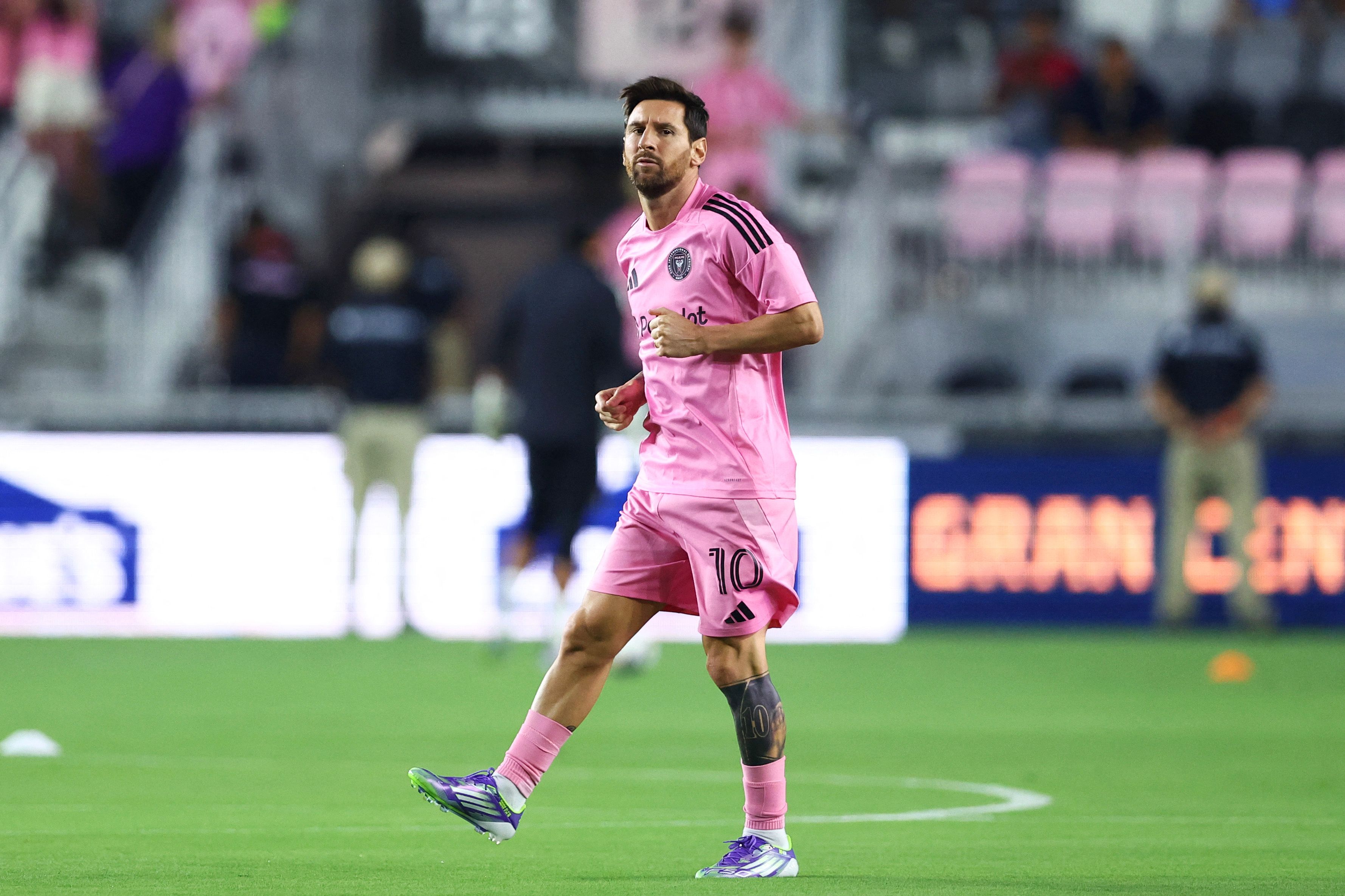 FORT LAUDERDALE, FLORIDA - AUGUST 27: Lionel Messi #10 of Inter Miami CF warms up prior to the Leagues Cup Semifinal between Inter Miami CF and Orlando City at Chase Stadium on August 27, 2025 in Fort Lauderdale, Florida.   Megan Briggs/Getty Images/AFP (Photo by Megan Briggs / GETTY IMAGES NORTH AMERICA / Getty Images via AFP)