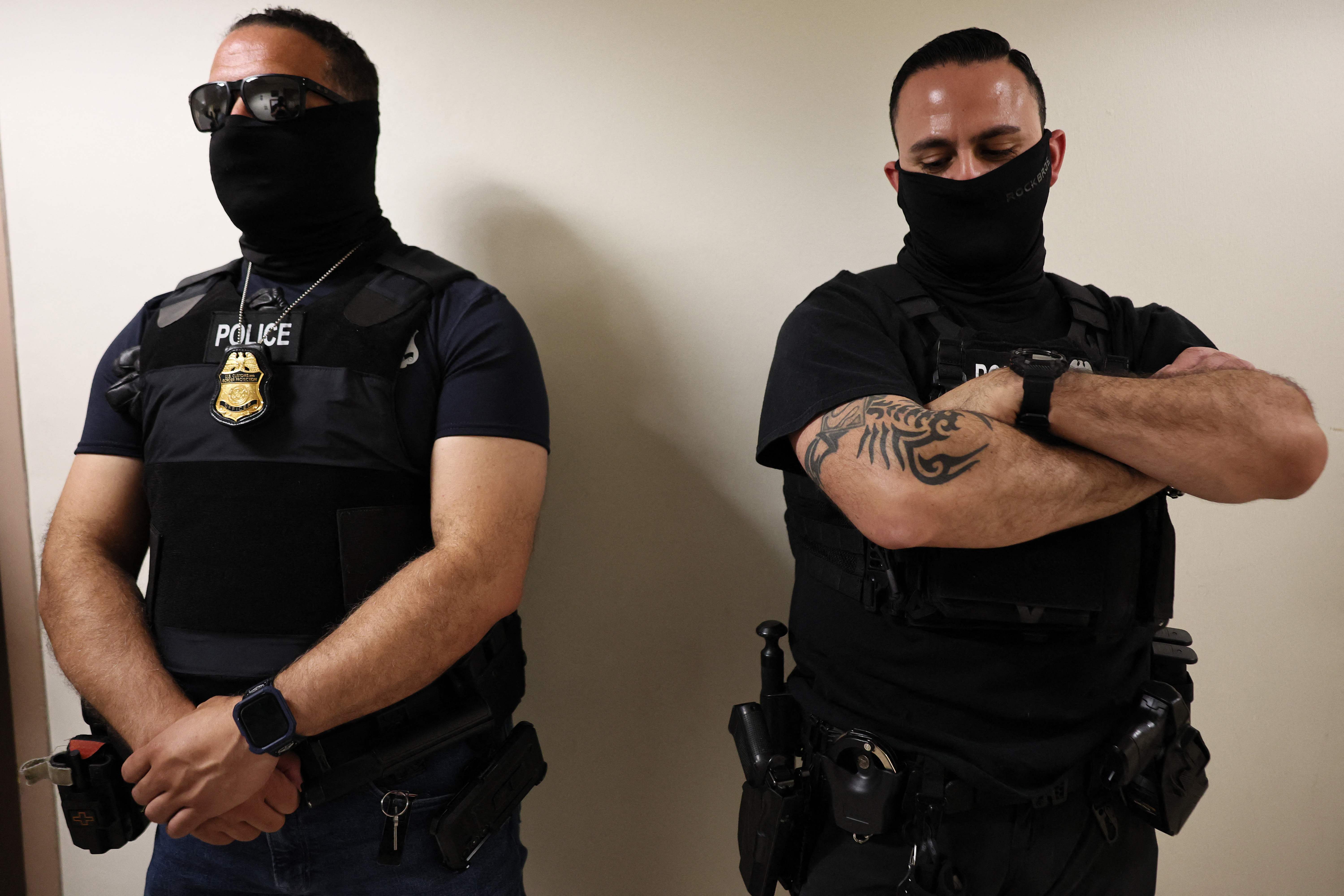 NEW YORK, NEW YORK - AUGUST 28: Federal agents patrol the halls of immigration court at the Jacob K. Javitz Federal Building on August 28, 2025 in New York City. Attorney General Letitia James announced that her office has made a legal filing asking the U.S District Court for the Southern District of New York to block Immigration and Customs Enforcement (ICE) from detaining immigrants inside of courthouses as they attend their court hearings at immigration court.   Michael M. Santiago/Getty Images/AFP (Photo by Michael M. Santiago / GETTY IMAGES NORTH AMERICA / Getty Images via AFP)