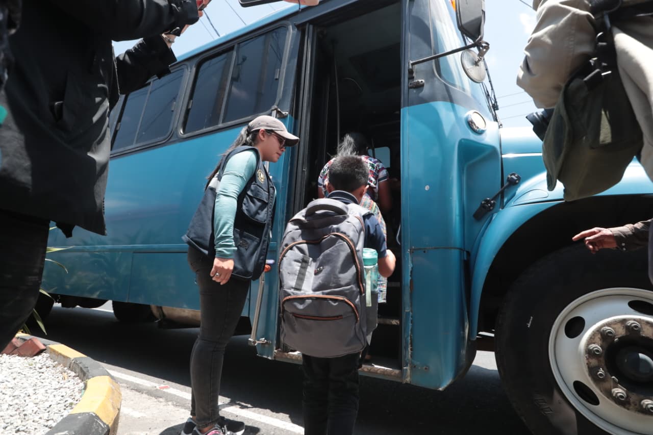 Decenas de menores guatemaltecos iban a ser deportados el pasado 31 de agosto, pero una demanda del National Immigration Law Center (NILC) hizo que una jueza federal frenara el proceso por 14 días.
(Foto Prensa Libre: Esbin García)