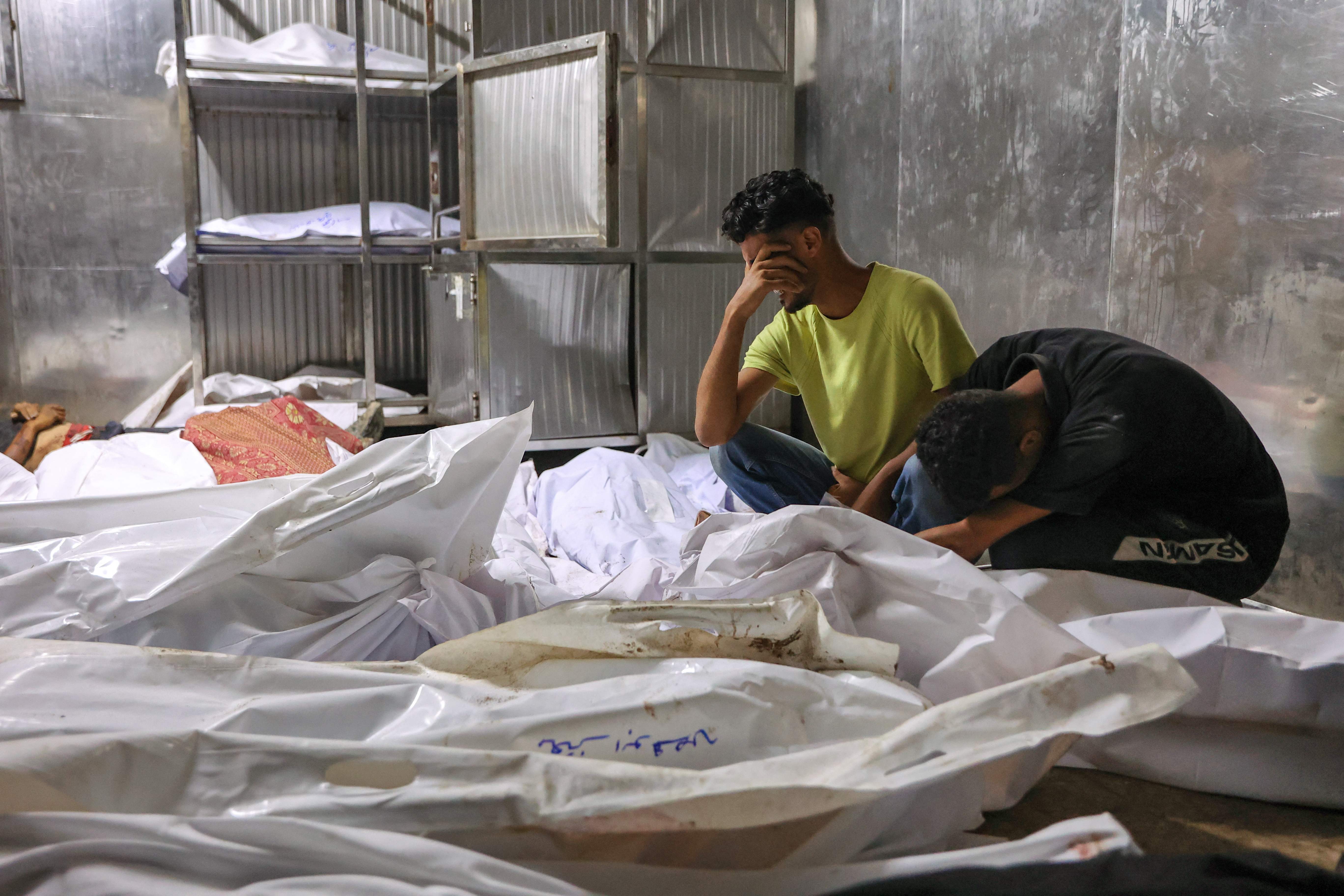 Cadáveres apilados en una morgue de Gaza. (Foto Prensa Libre: AFP)