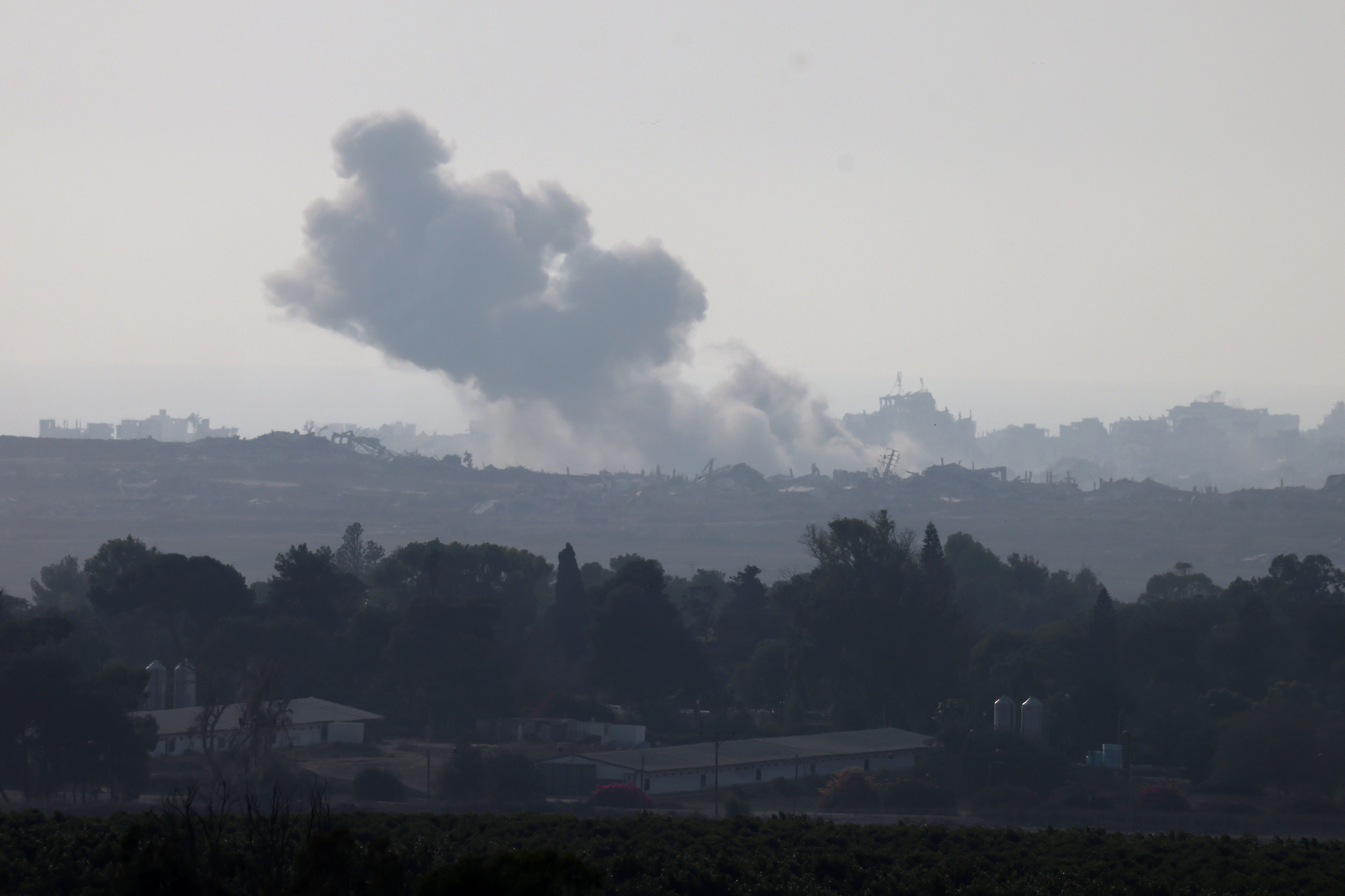 Humo sale en territorio de Gaza por bombardeos israelíes. (Foto Prensa Libre: AFP)