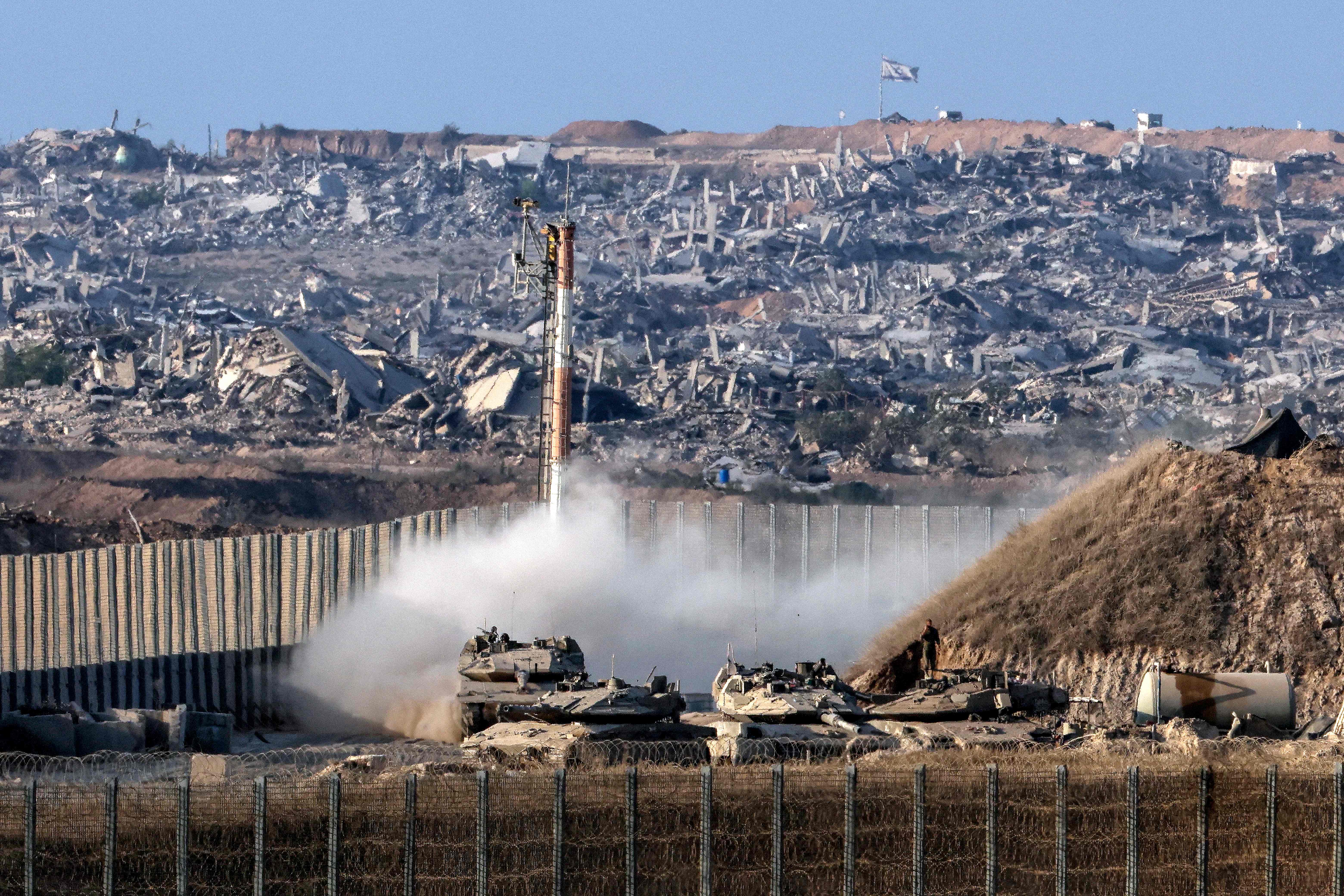 Israeli army main battle tanks move along the border with the Gaza Strip in southern Israel on August 27, 2025. Israeli military pressed operations around Gaza City on August 27, as President Donald Trump prepared to host a White House meeting on post-war plans for the shattered Palestinian territory. (Photo by Jack GUEZ / AFP)