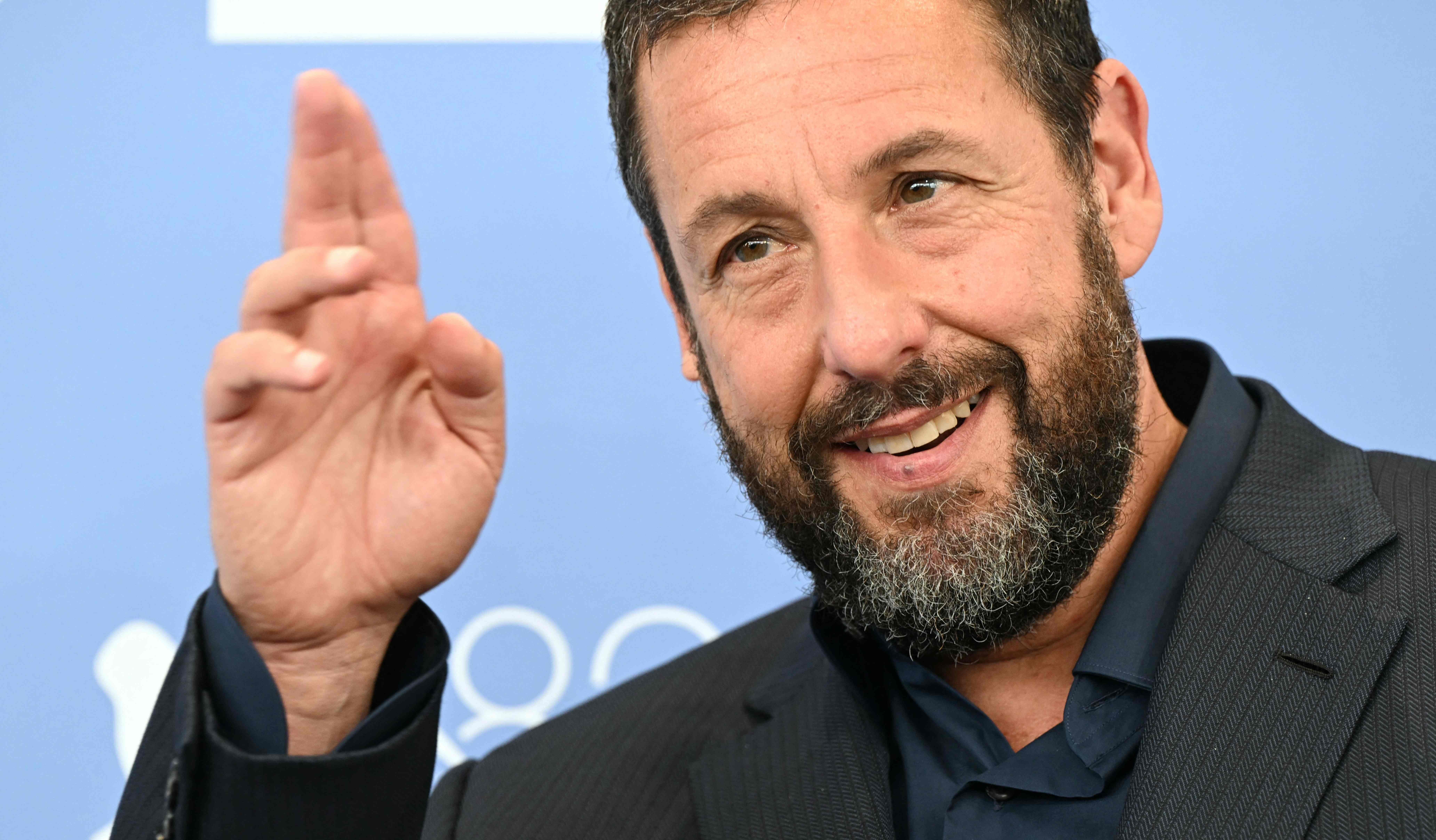¿Por qué Adam Sandler llamó a la Policía tras oficiar la boda de Taylor Swift y Travis Kelce?