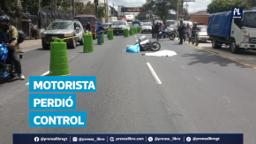 Un motorista perdió la vida al ser atropellado por un tráiler en la calzada Aguilar Batres, zona 11, luego de perder el control mientras circulaba entre carriles, según testigos. El piloto del transporte pesado fue detenido un kilómetro después del accidente.