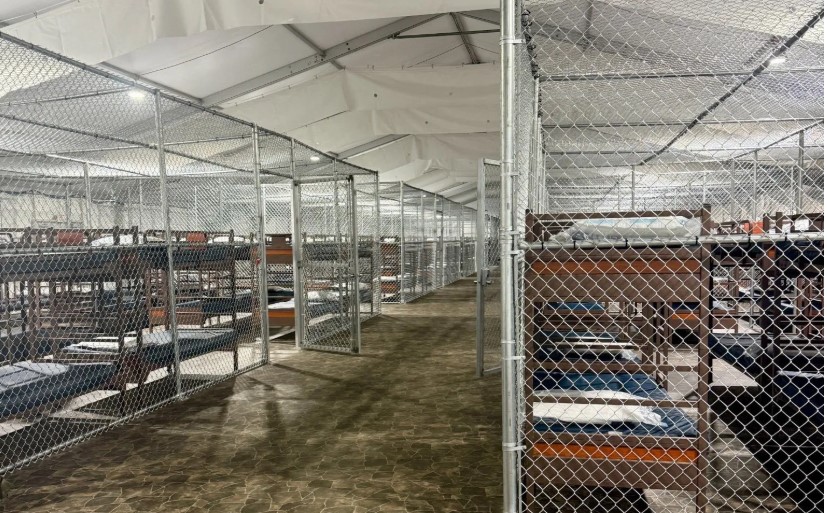 La construcción de "jaulas" para los migrantes ha sido una de las polémicas de la prisión de Alligator Alcatraz, en Florida. (Foto Prensa Libre: EFE)