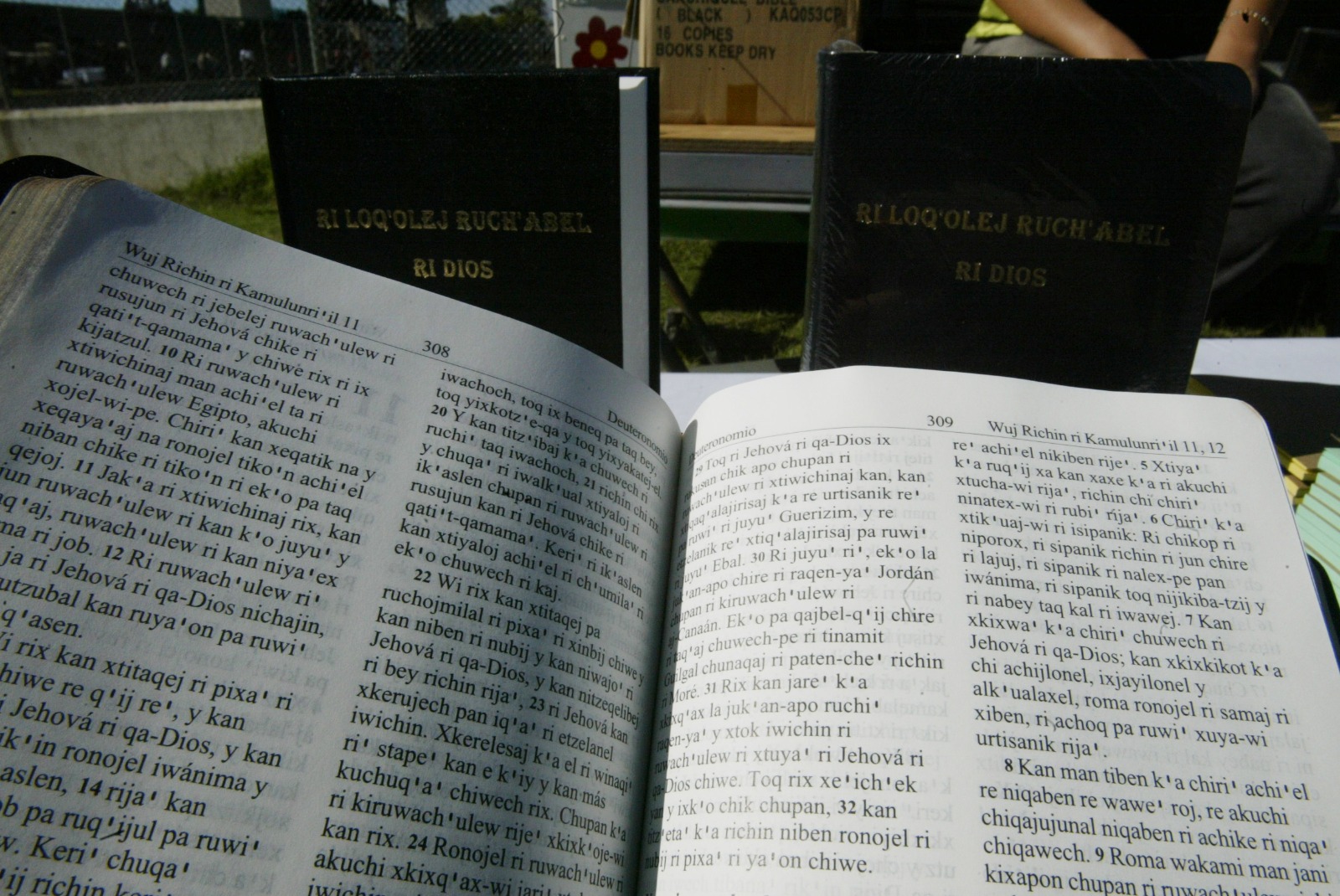 Biblia traducida al kaqchikel que fue distribuida en Patzicia, Chimaltenango guatemala