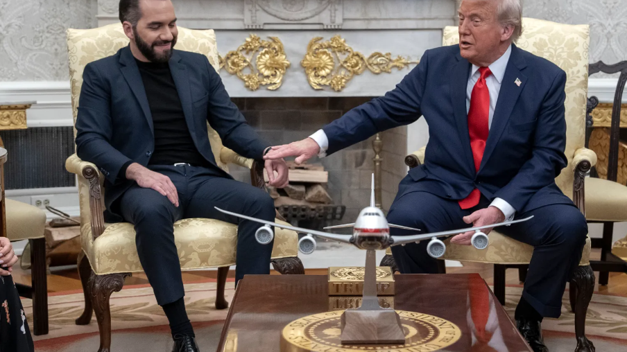El presidente Donald Trump recibe a Nayib Bukele en la Casa Blanca el 14 de abril de 2025. (Foto Prensa Libre: EFE)