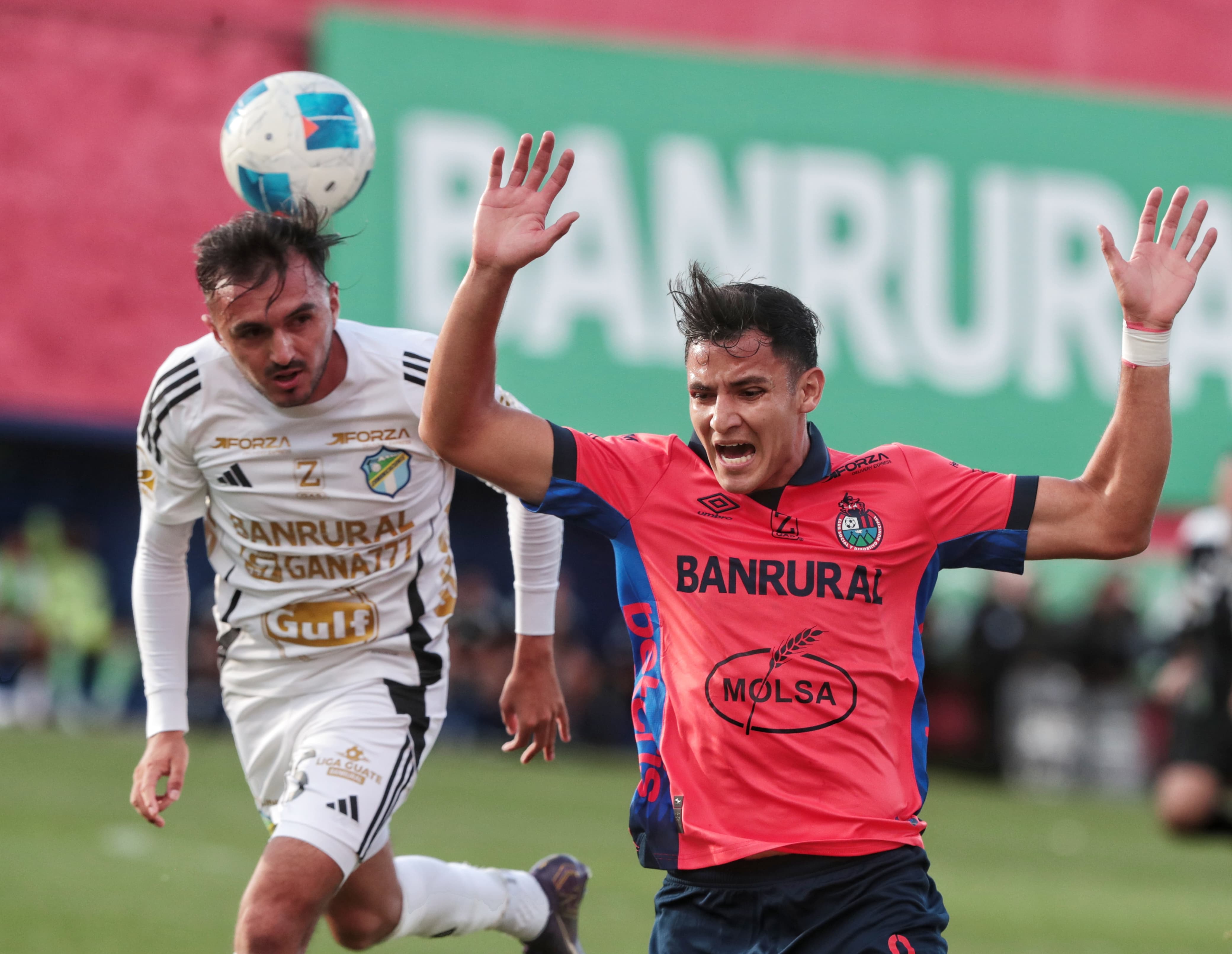 José Martínez, delantero de Municipal, pide una falta durante el Clásico 334, disputado este domingo 10, en el estadio El Trébol. (Foto Prensa Libre: Esbin García)