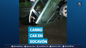 Vehículo cayó en un socavón en el km 28 de la ruta hacia Petén, en San Antonio Sejá, Livingston, Izabal. El colapso en una de las tuberías provocó el incidente, según las autoridades.
