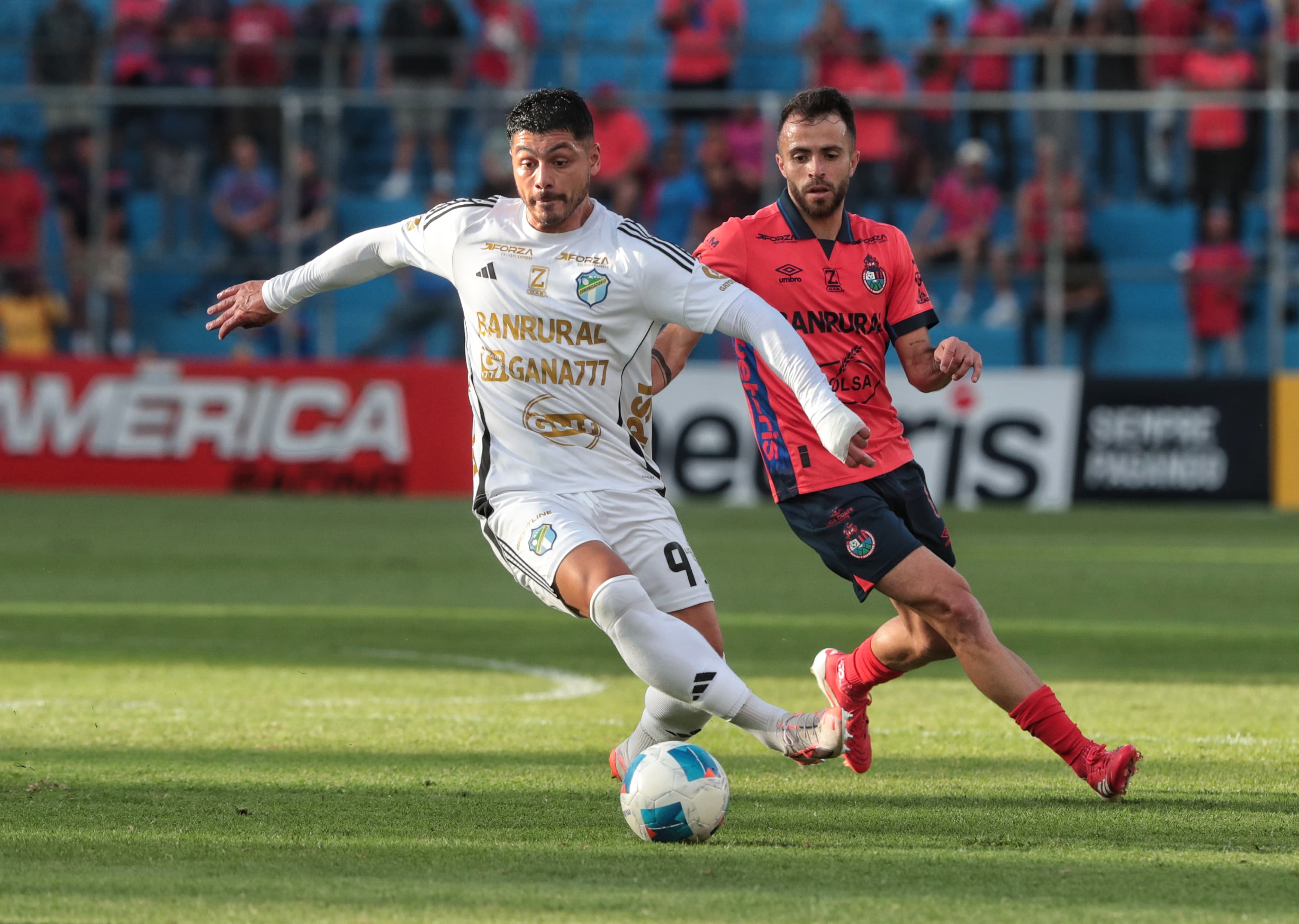Darwin Lom, de Comunicaciones, controla el balón frente a Rodrigo Saravia, de Municipal, durante el Clásico 334,. (Foto Prensa Libre: (Esbin García). 