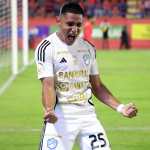 Erick Lemus de Comunicaciones celebra un gol en un partido por la fecha 4 de la Liga Nacional de Guatemala