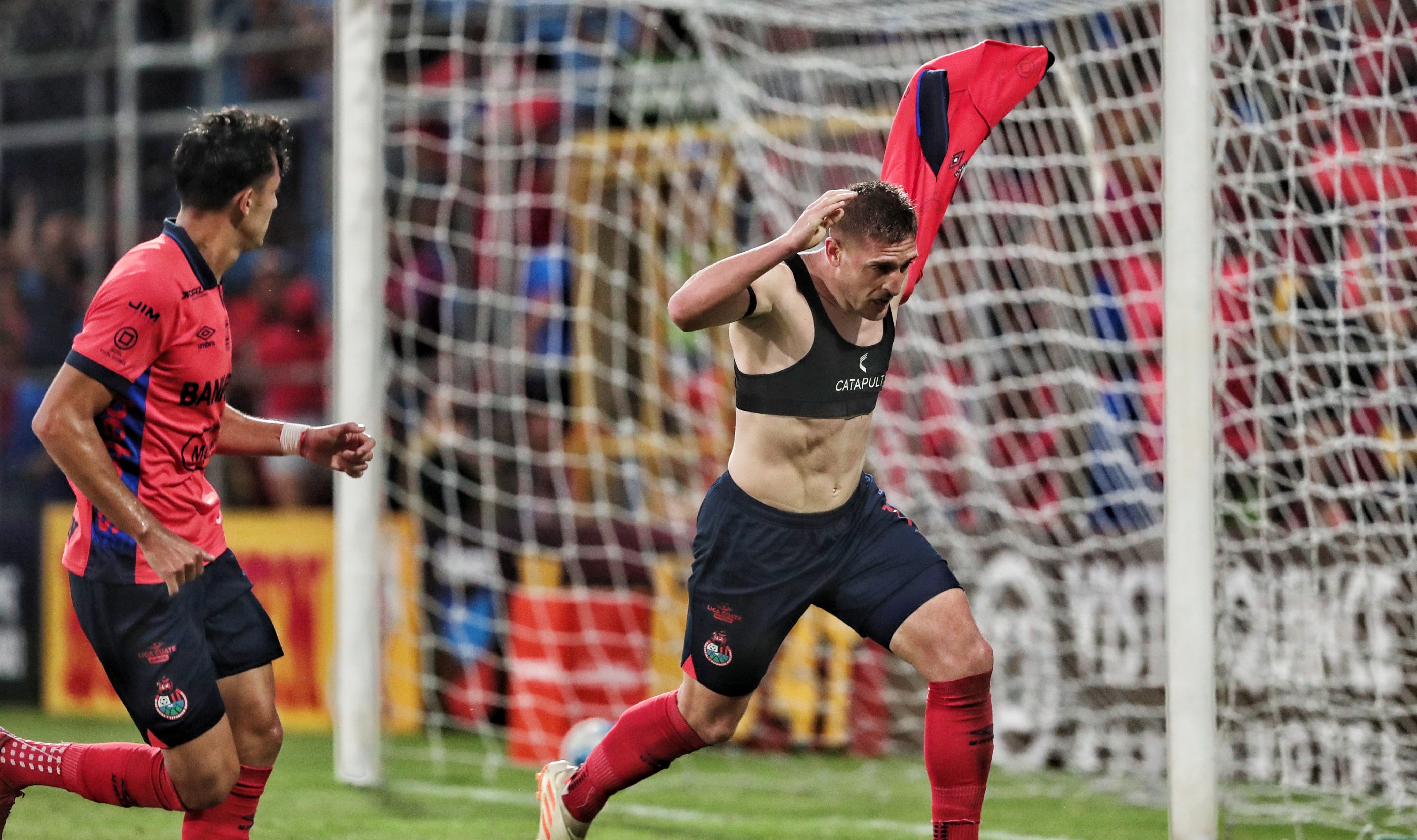 El delantero argentino Cristian Hernández anota el primero gol para Municipal, durante el Clásico 334, disputado frente a Comunicaciones. (Foto Prensa Libre: Esbin García). 