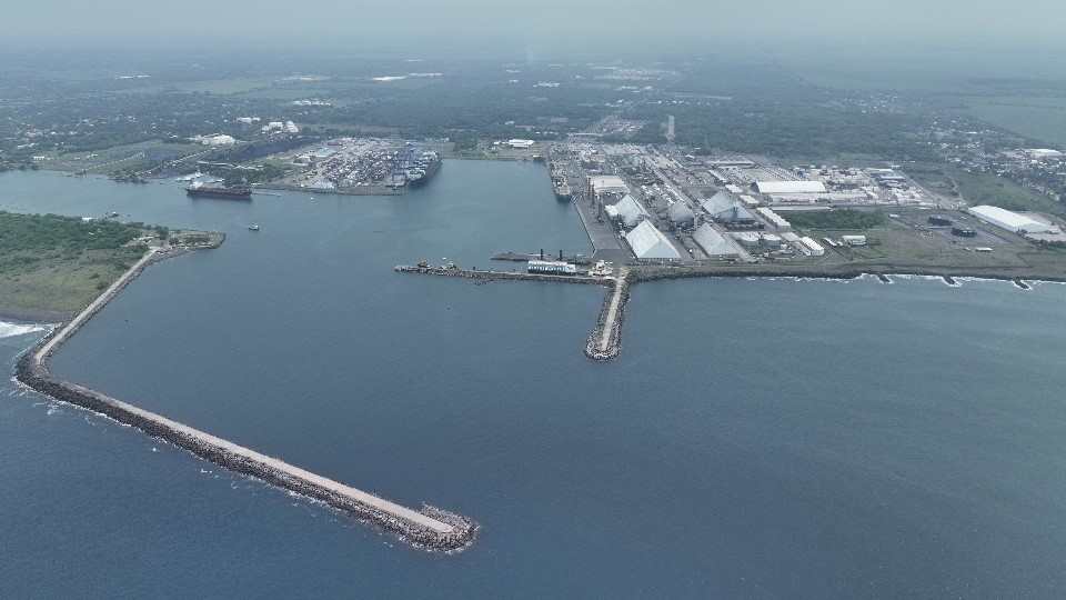 La ley define las modalidades portuarias de contratación mediante las cuales se podrá autorizar el uso, gestión, operación o desarrollo de bienes e instalaciones portuarias: el Contrato de Alianza para el Desarrollo de Infraestructura Económica (APP) y el Contrato de Administración Portuaria (CAP). (Foto Prensa Libre: EPQ)
