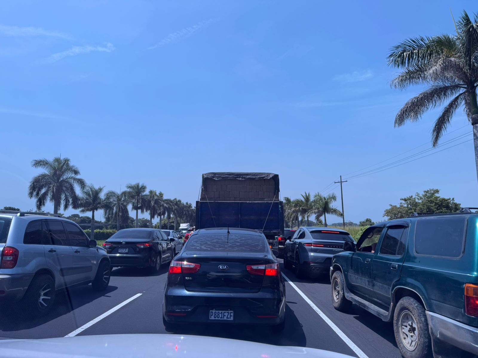 Vehículos avanzan con lentitud este viernes en la autopista Palín-Escuintla, por alta carga vehicular. (Foto Prensa Libre)