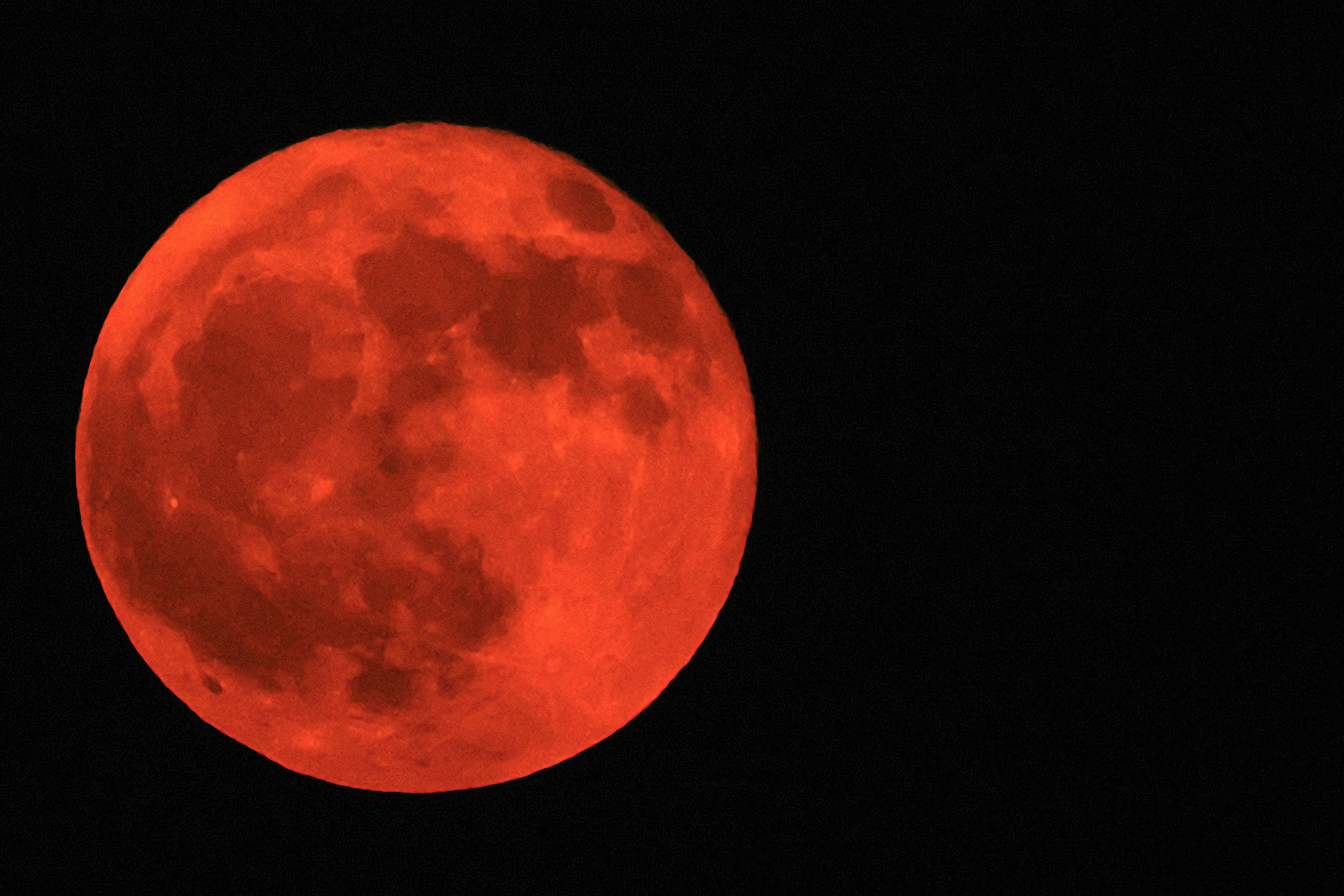 Superluna visible en el cielo nocturno, mostrando el aumento aparente de tamaño de la Luna durante su acercamiento a la Tierra.'