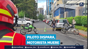 Un altercado de tránsito en la zona 14 terminó en tragedia cuando un automovilista desenfundó su arma y disparó, las balas alcanzaron a un motorista que falleció en el lugar. El hecho ocurrió la mañana de este martes 12 de agosto en la segunda calle y octava avenida, lo que provocó fuerte congestionamiento en el sector mientras las autoridades investigaban lo sucedido.