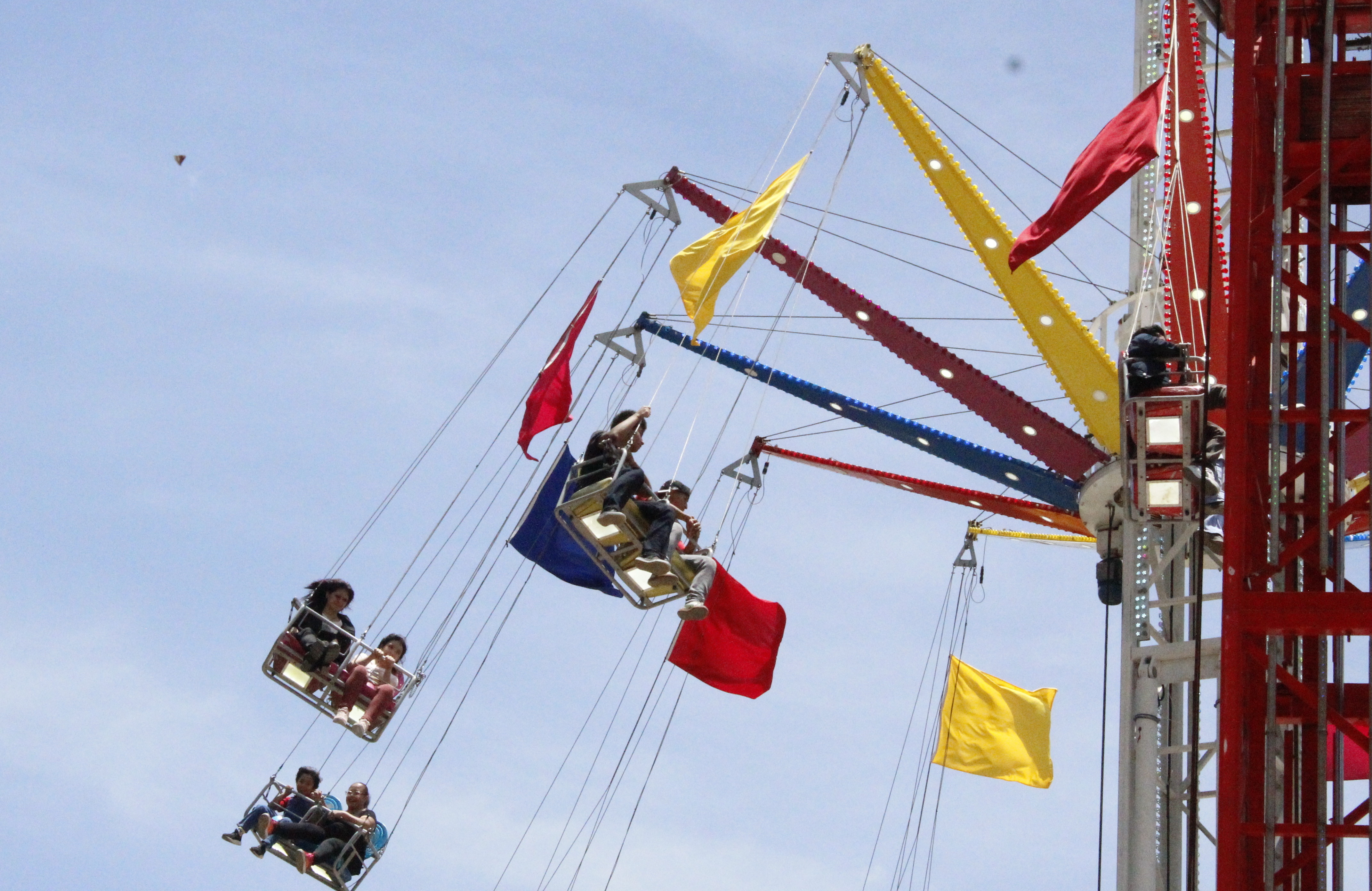 Las sillas voladoras giran a gran altura mientras los asistentes experimentan la adrenalina de volar. (Foto Prensa Libre: Kimberly Solares)