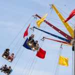 Las sillas voladoras giran a gran altura mientras los asistentes experimentan la adrenalina de volar. (Foto Prensa Libre: Kimberly Solares)