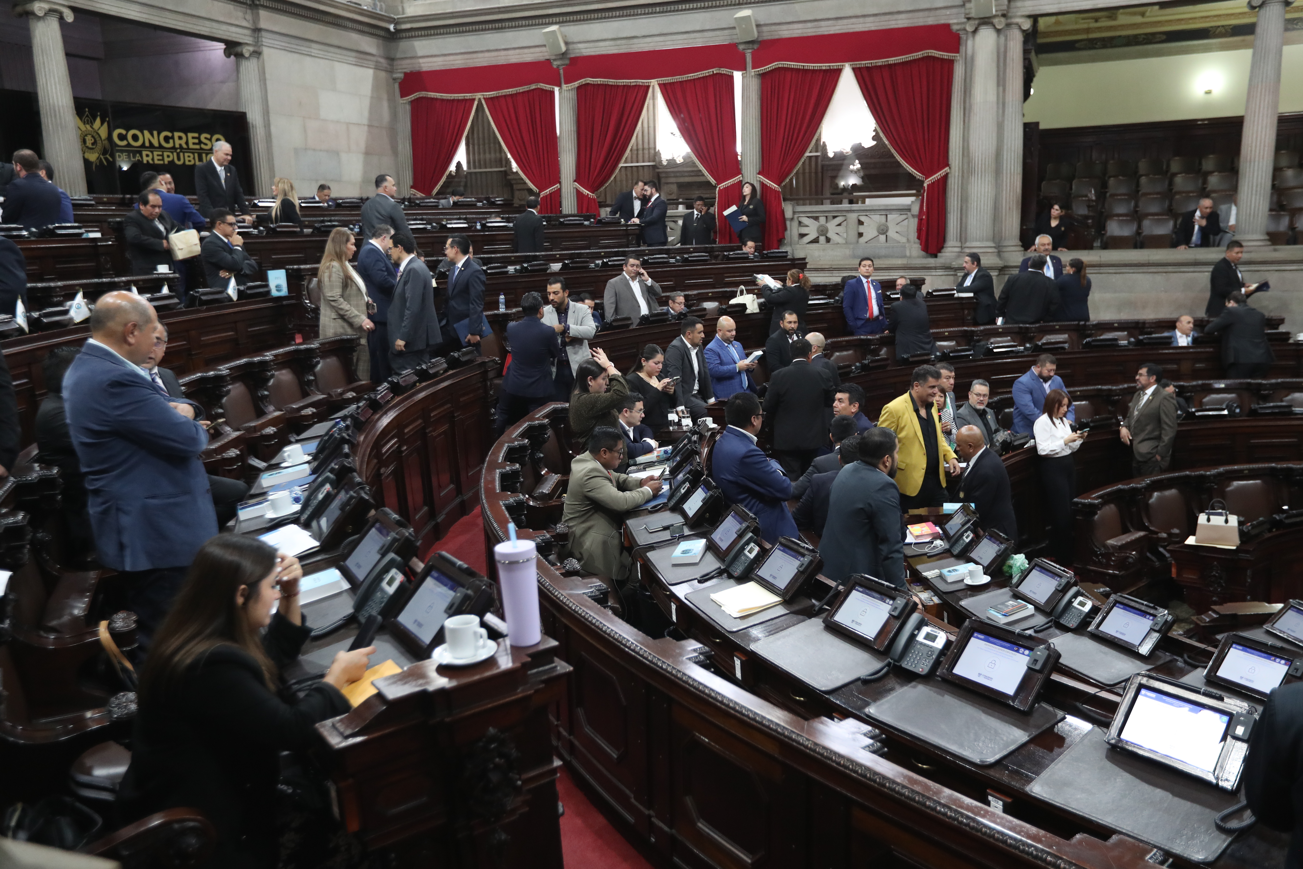 En sesin plenaria de la congreso de la Repblica juramentaron a nuevo director titular y suplente ante la superintendencia de competencia ademas aprobaron el da nacional de la Biblia que se celebrara cada primer sbado de Agosto. 

Prensa Libre: Erick Avila 12/08/2025