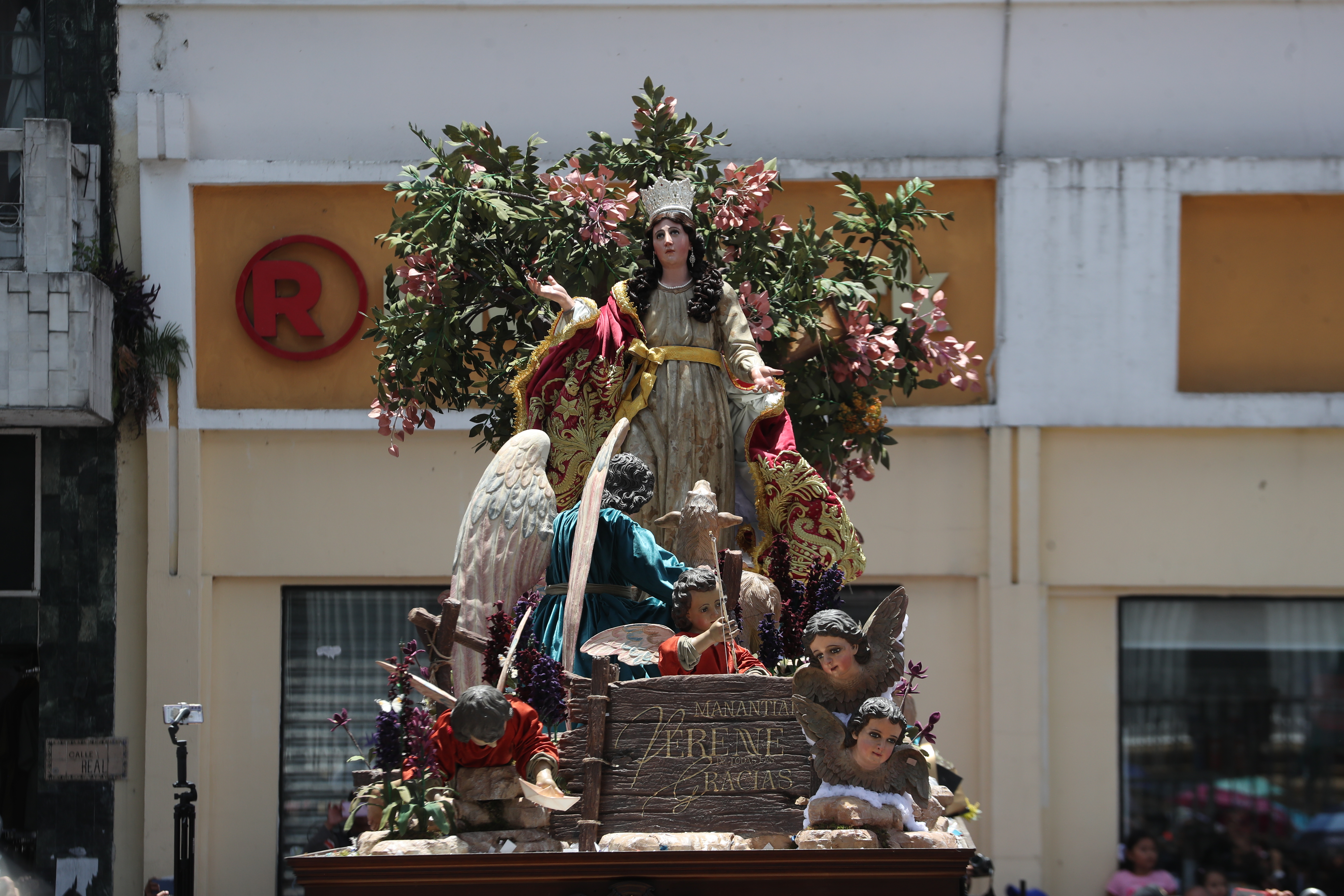 Una de las actividades principales en honor a la Virgen de la Asunción es la procesión en el Centro Histórico. (Foto Prensa Libre: Erick Avila) 