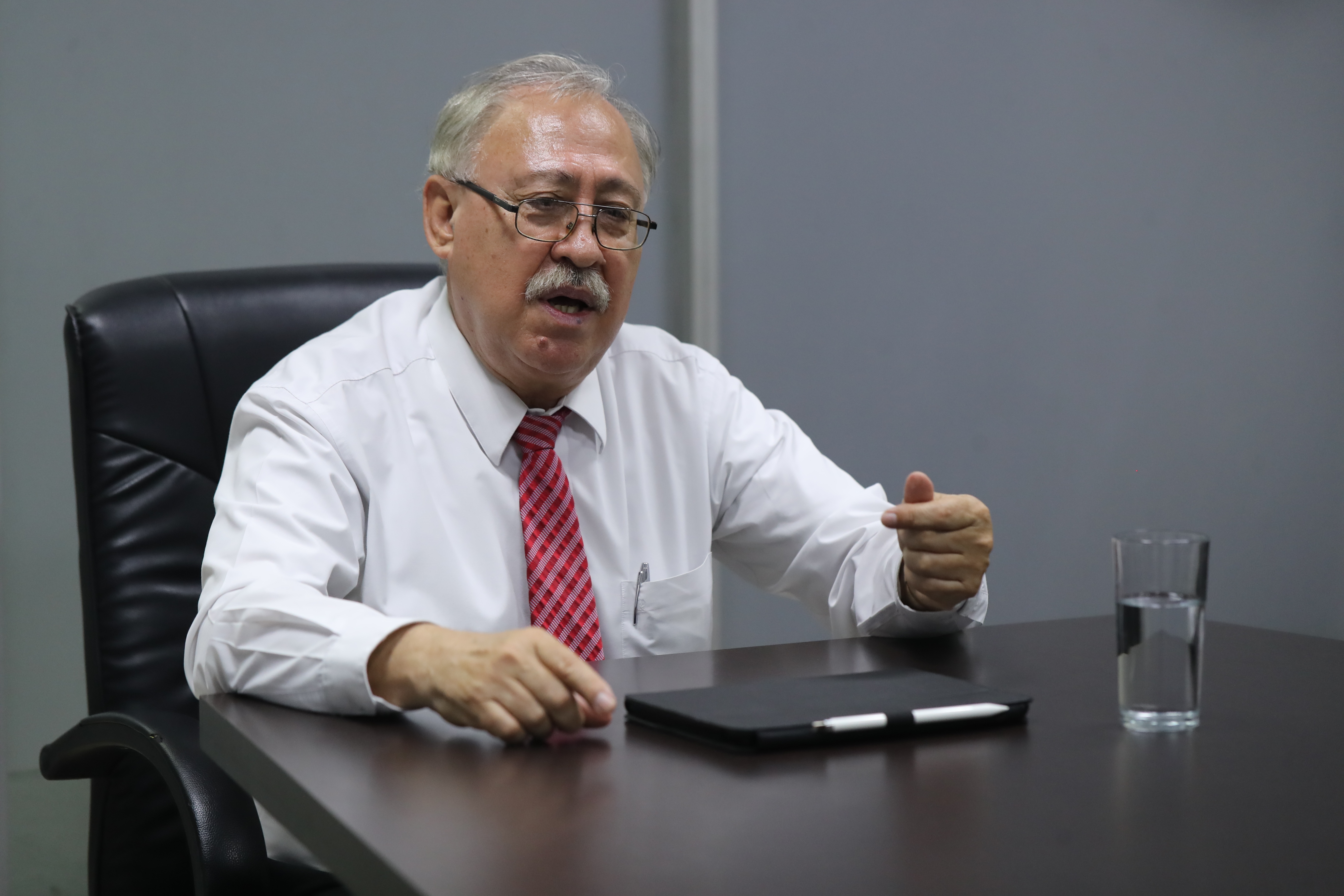GNSD, ENEGêA. Se entrevist a Juan Fernando Castro Martnez, viceministro de Energa y Minas, para un tema de Energa para el programa semanal Guatemala no se detiene. En la imagen, Rudolph Jacobs.

Juan Diego Gonzlez.  040825