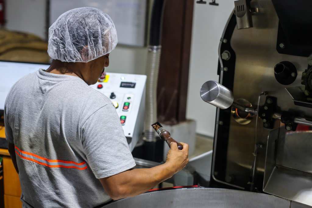 GNSD, AGROIMPACT. Se realiz una visita a una finca cafetalera de la marca, Real Caf, quienes importan su producto a los Estados Unidos y ahora a Europa. La temtica del reportaje es sobre las certificaciones verdes que exige la Unin Europea para poder exportar producto. En la imagen, finca de caf, rea de tostadura, molienda y empaquetacin del caf.Juan Diego Gonzlez.  120825