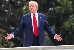 Washington (United States), 05/08/2025.- US President Donald J. Trump responds to a question from the news media as he tours the roof at the White House in Washington, DC, USA, 05 August 2025. President Trump has announced the construction of a new ballroom addition of approximately 90,000 total square feet of ornately designed and carefully crafted space, with a seated capacity of 650 people. EFE/EPA/SAMUEL CORUM / POOL