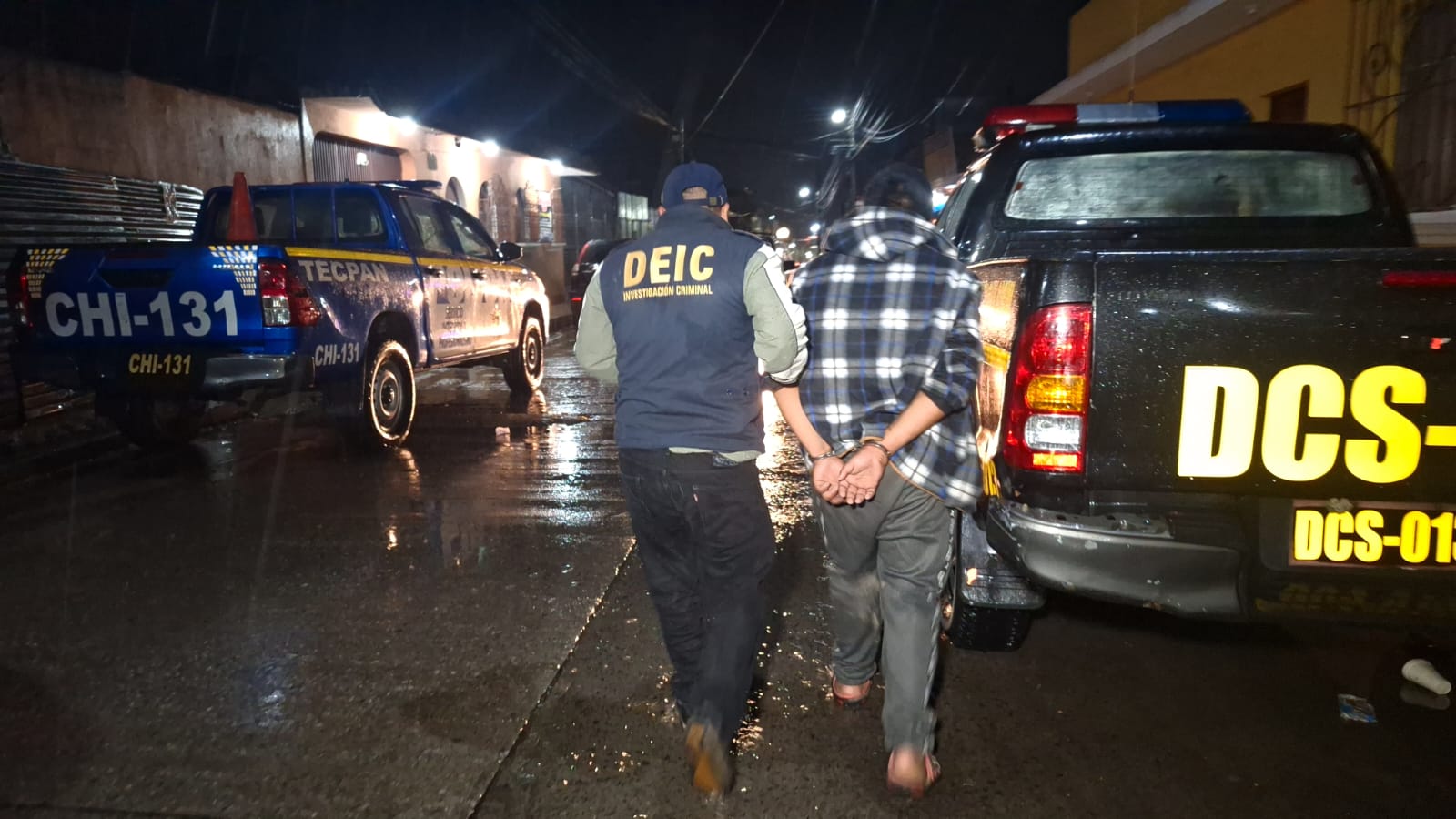 Paulino “N”, de 18 años, es detenido por agentes de la PNC, señalado de intentar impedir el trabajo de los investigadores durante el allanamiento en Tecpán Guatemala. (Foto Prensa Libre: PNC)