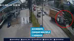 Cámaras captaron el momento exacto de un accidente múltiple ocurrido este lunes 11 de agosto en el kilómetro 10.5 de la ruta al Atlántico, zona 18, que dejó al menos seis personas heridas. En el percance estuvieron involucrados un tráiler, un camión recolector de basura y varios vehículos livianos. Las víctimas fueron trasladadas al Hospital General San Juan de Dios, mientras el tránsito quedó completamente detenido en ambos sentidos debido a que no hay vías alternas en el sector. Autoridades de Emetra advirtieron que la circulación de ingreso y salida de la ciudad estuvo bloqueada por varias horas.