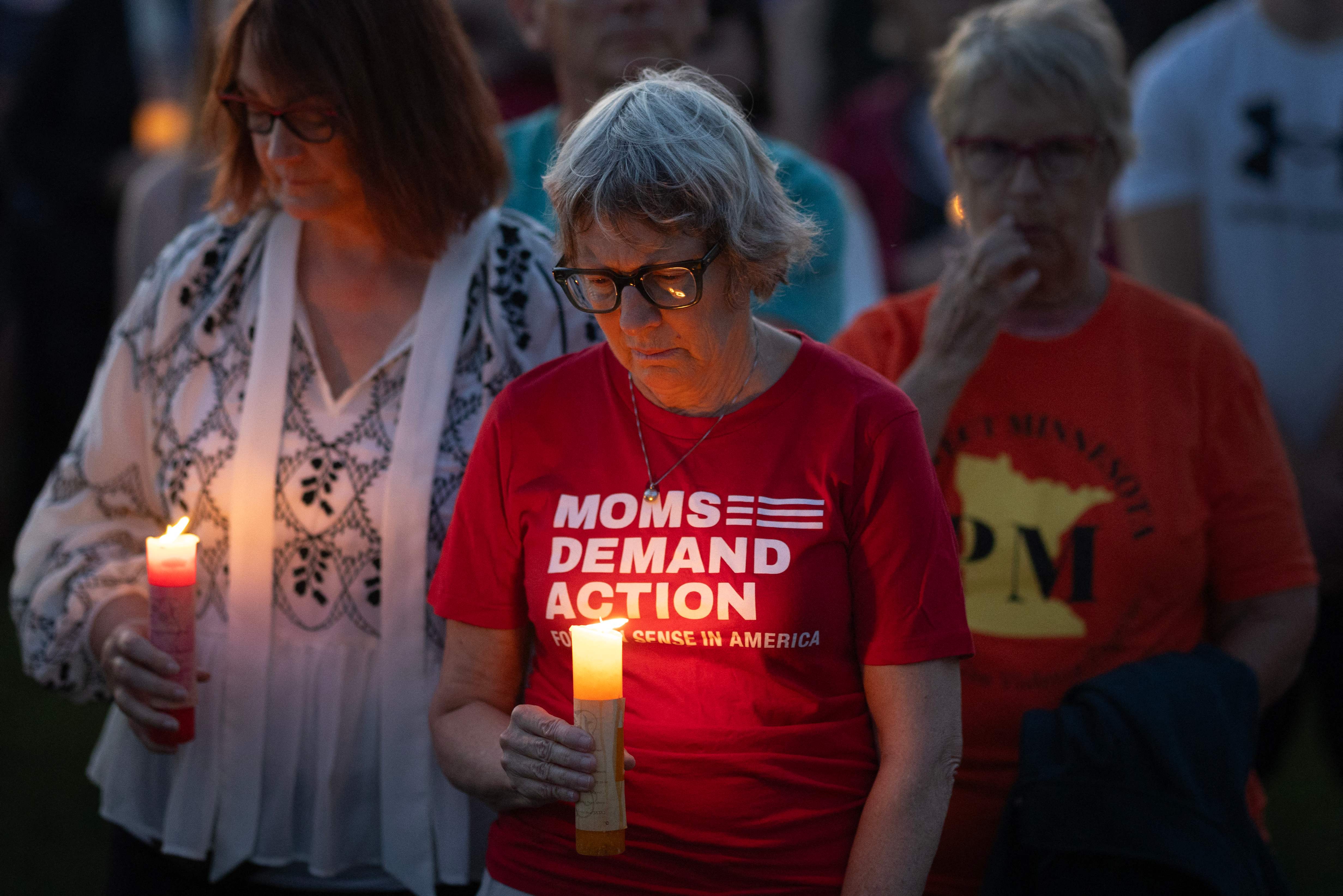 Según la policía de Minneapolis, el hombre armado disparó a través de las ventanas de la iglesia Annunciation, mientras los fieles estaban sentados en los bancos durante una misa de la escuela católica.  (Foto Prensa Libre: AFP)