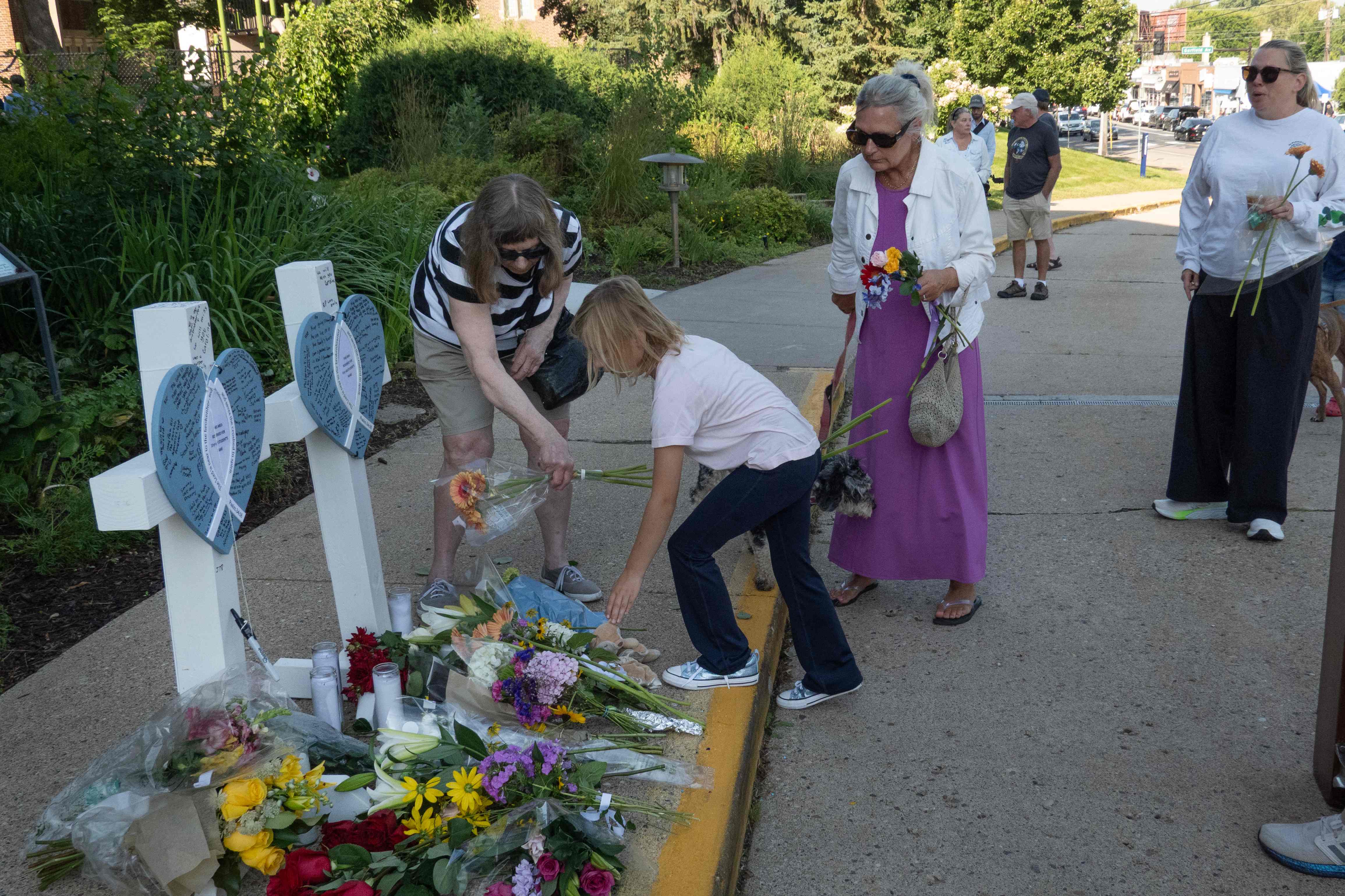 Carteles con frases de aliento se suman a las muestras de solidaridad ciudadana. (Foto Prensa Libre: AFP)