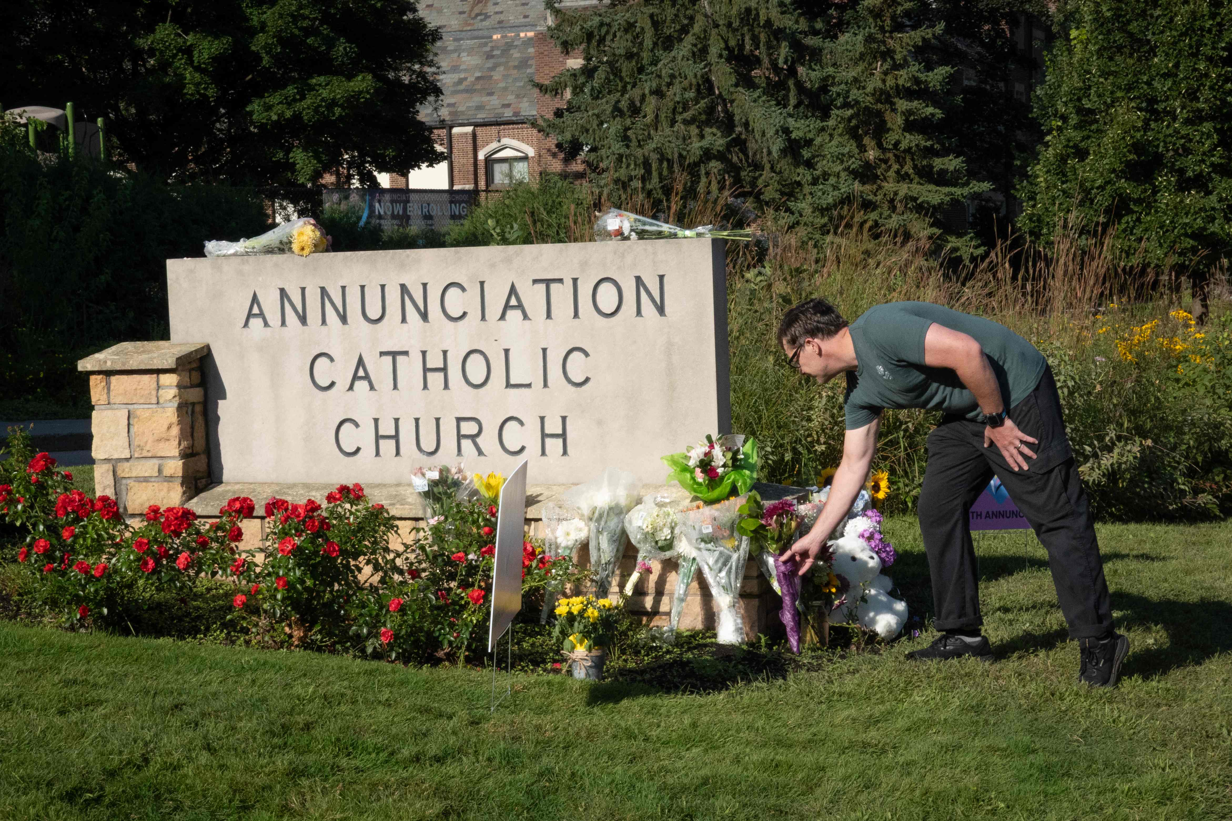 Mensajes religiosos acompañan las ofrendas depositadas en las afueras de la escuela. (Foto Prensa Libre: AFP)