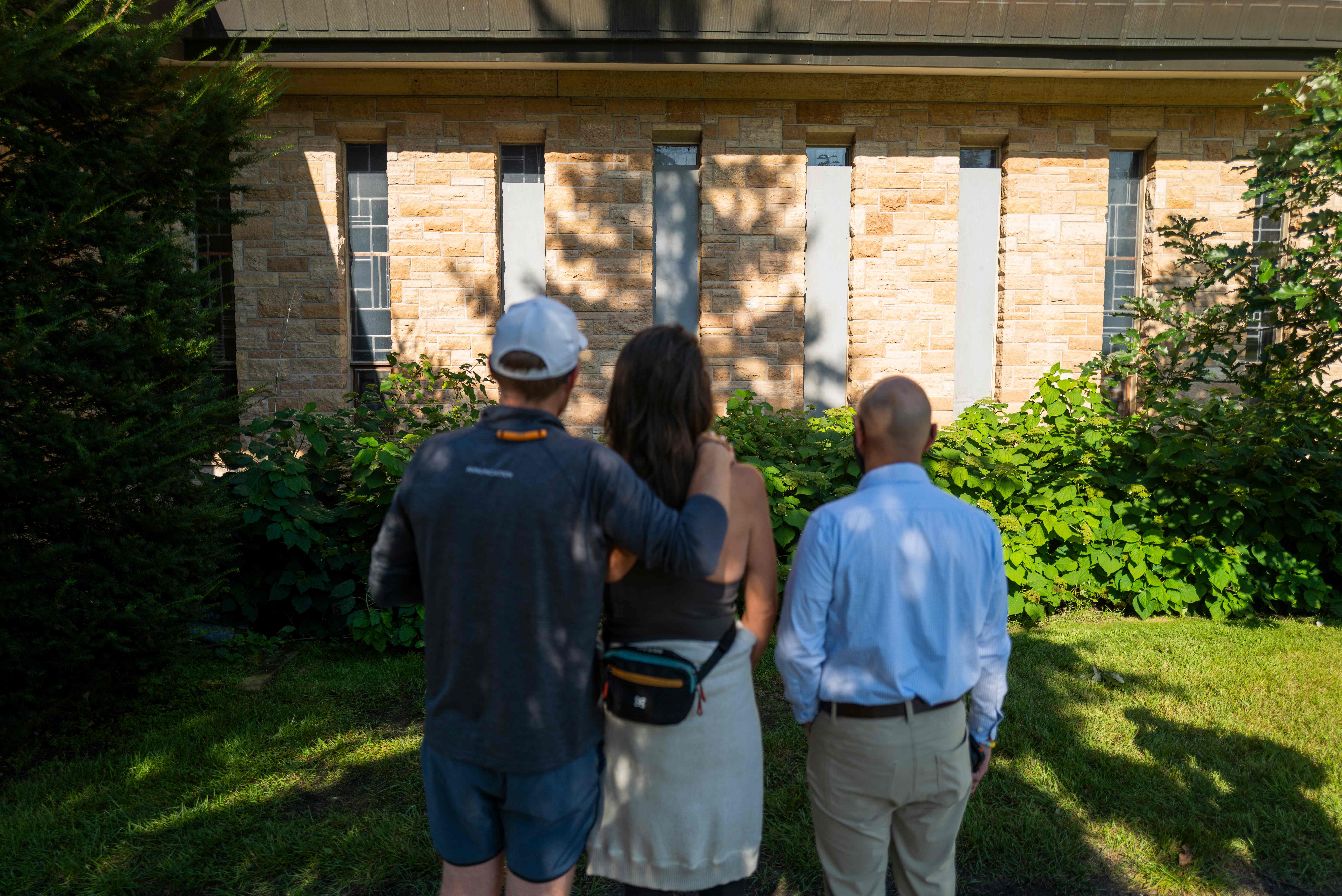 Vecinos observan con consternación las ventanas del aula donde ocurrió el tiroteo. (Foto Prensa Libre: AFP)