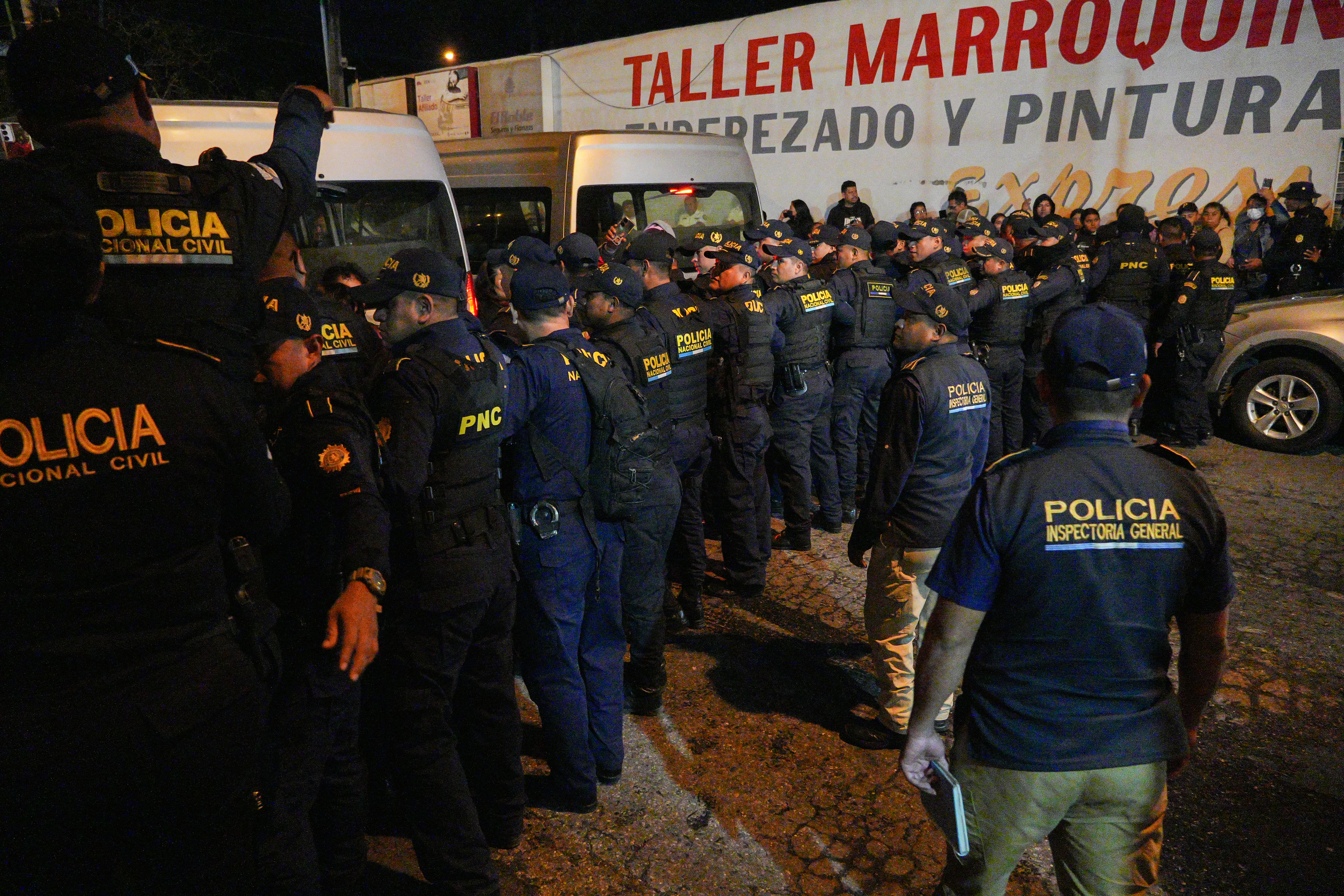 Traslado de privados de libertad a Torre de Tribunales. (Foto Prensa Libre: Byron Rivera)
