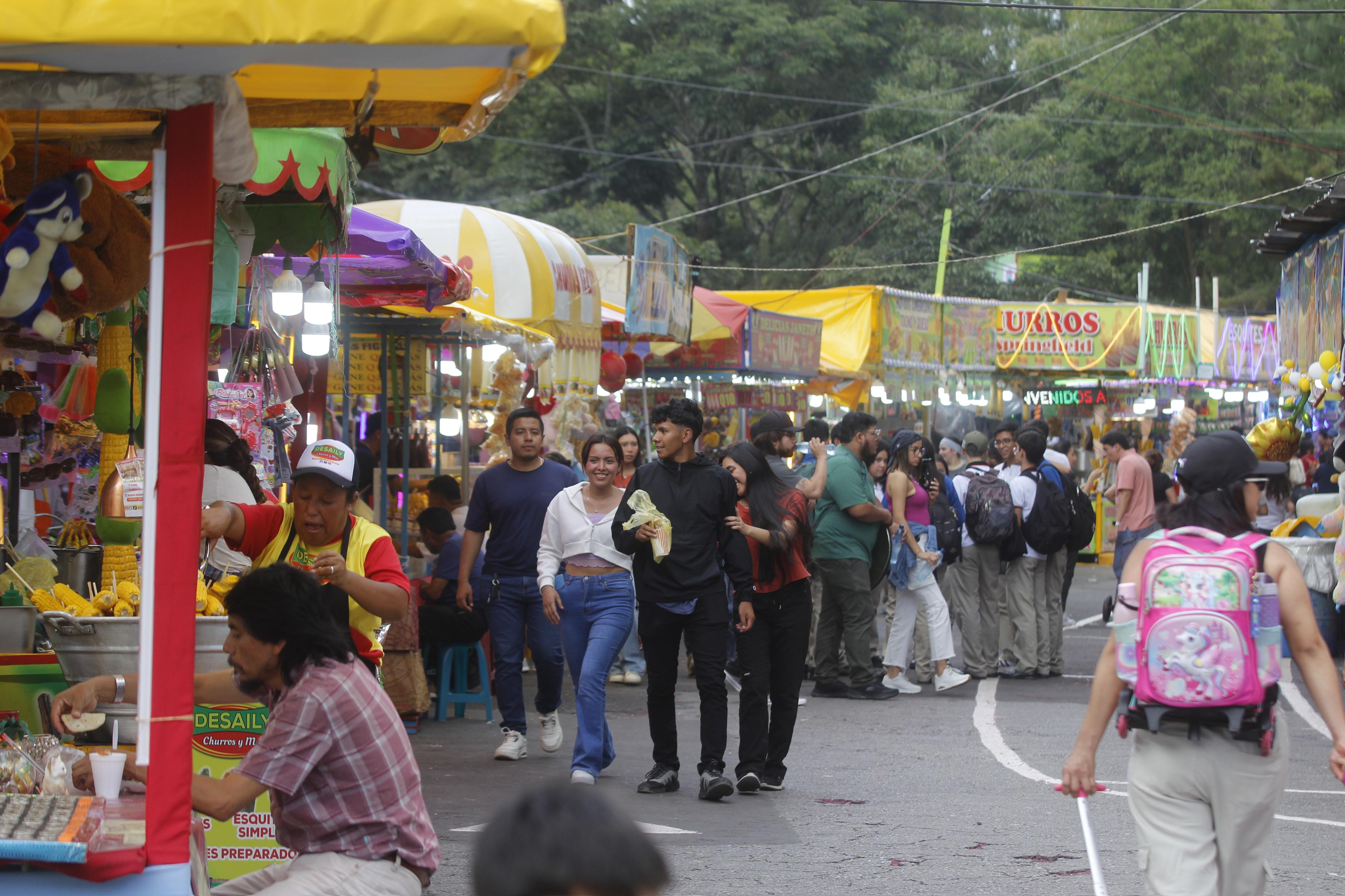Guatemaltecos y extranjeros pueden disfrutar más de 300 puestos con comida y espacios de entretenimiento en la feria de Jocotenango. (Foto Prensa Libre: Kimberly Monterroso)