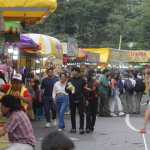 Guatemaltecos y extranjeros pueden disfrutar más de 300 puestos con comida y espacios de entretenimiento en la feria de Jocotenango. (Foto Prensa Libre: Kimberly Monterroso)