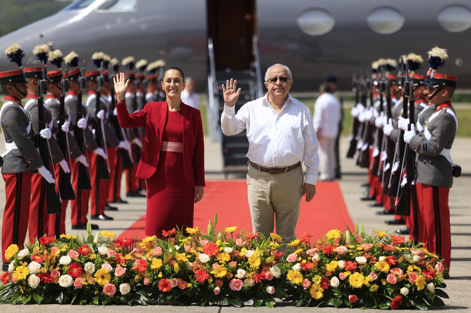 La presidenta fue recibida por el canciller guatemalteco. Fotografía: Presidencia.