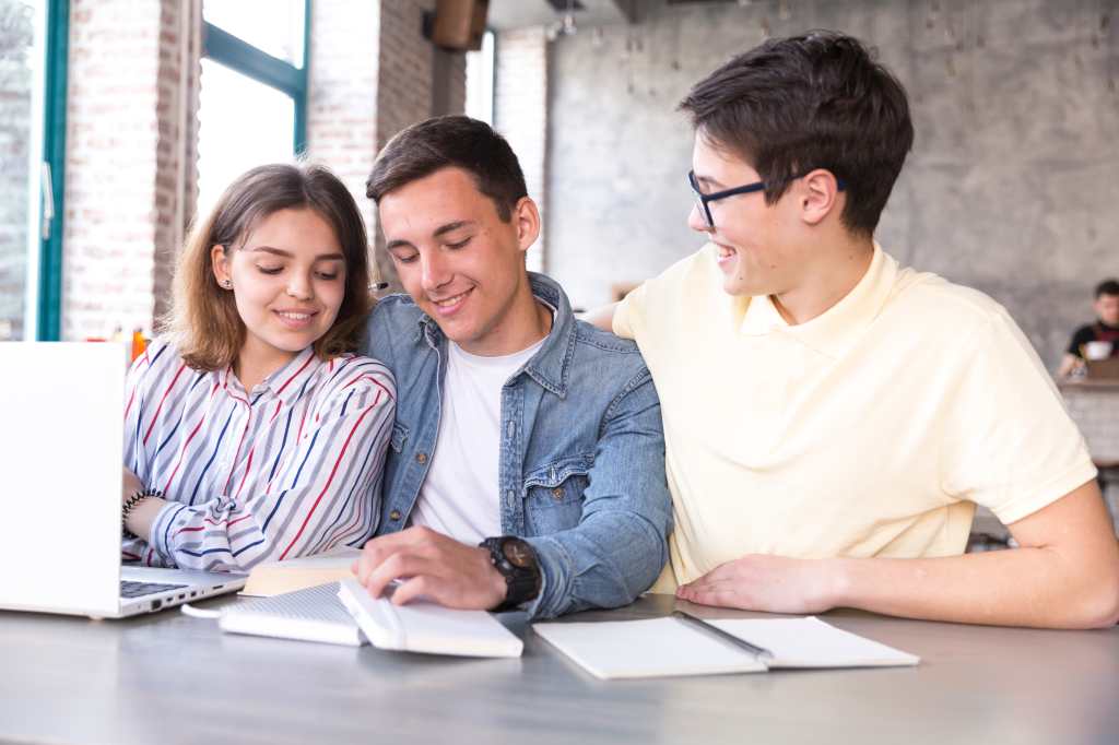 Seguimiento fue clave para la reinserción del 60% de beneficiarios de becas de inglés. (Foto Prensa Libre: Freepik)