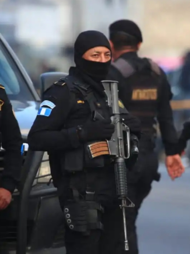 AGENTES DE LA POLICÍA NACIONAL CIVIL PATRULLAN LA CAPITAL