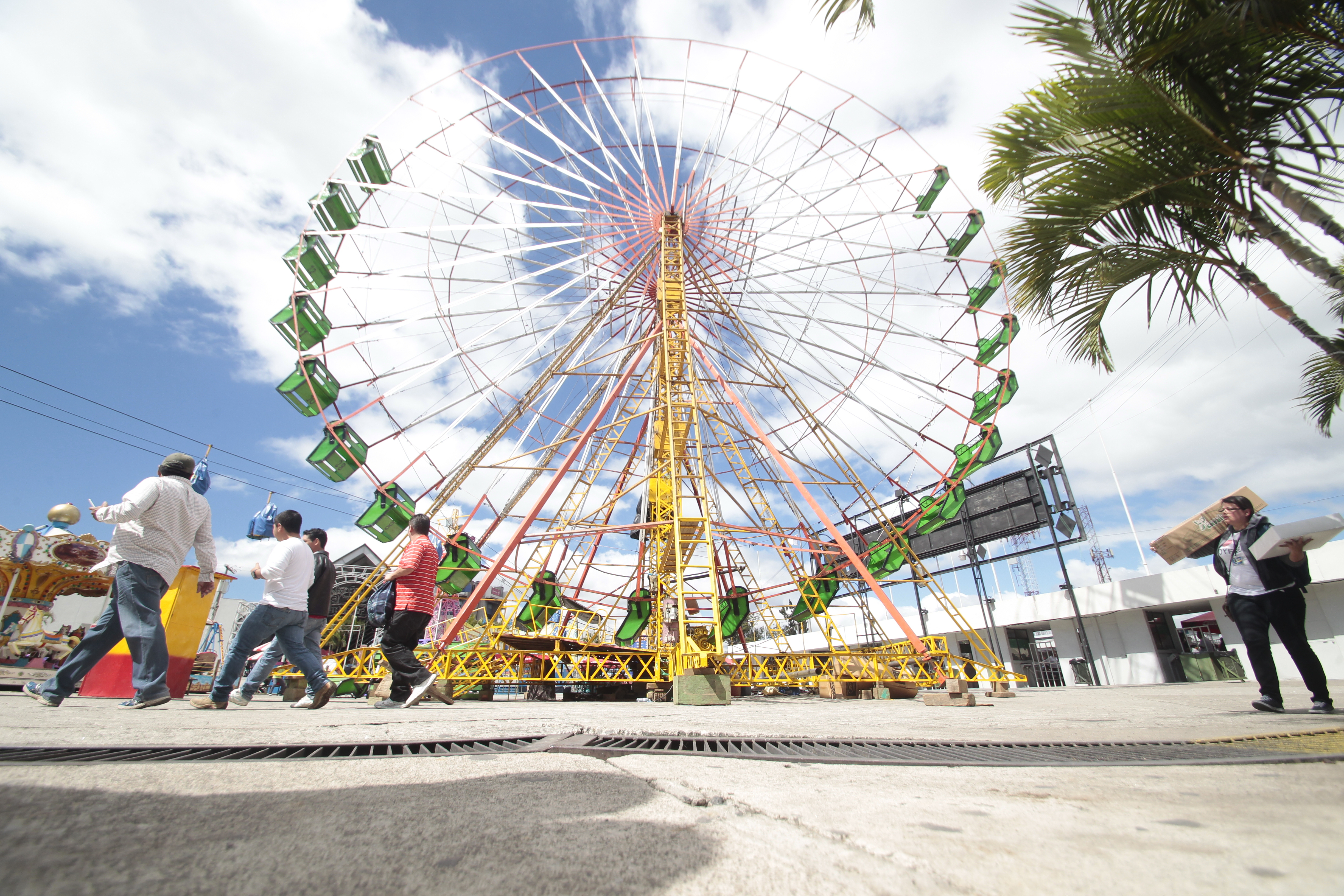 La nostalgia en Guatemala conecta generaciones a través de recuerdos compartidos que fortalecen la identidad colectiva. En esta foto se observa la rueda de Chicago del parque de diversiones instalado en la Feria Internacional (Interfer), en el Parque de la Industria, zona 9 capitalina. (Foto Prensa Libre: Hemeroteca PL / Erick Ávila)