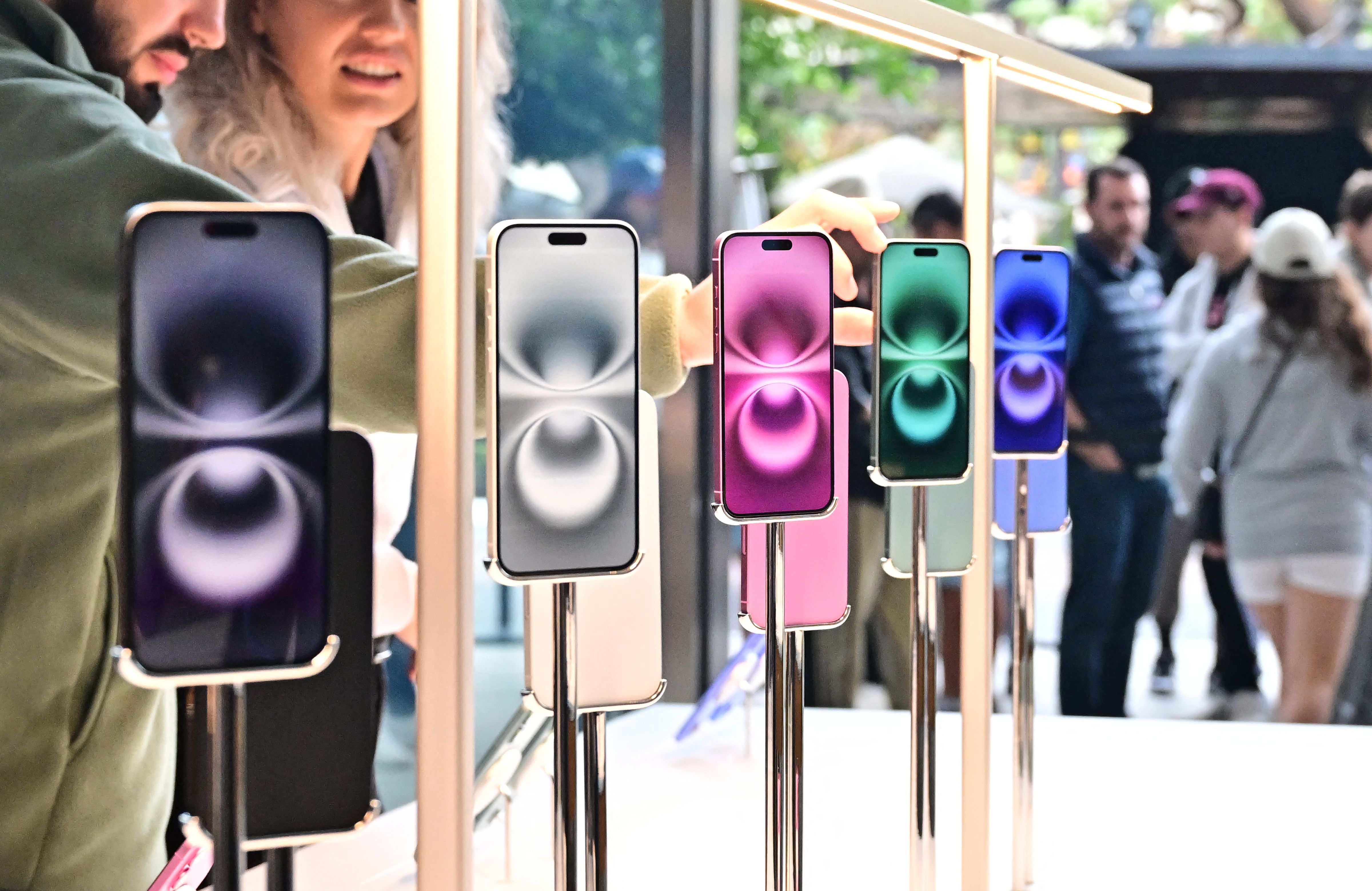 ¿Cuándo sería el lanzamiento del iPhone 17? Este podría ser su precio y ...
