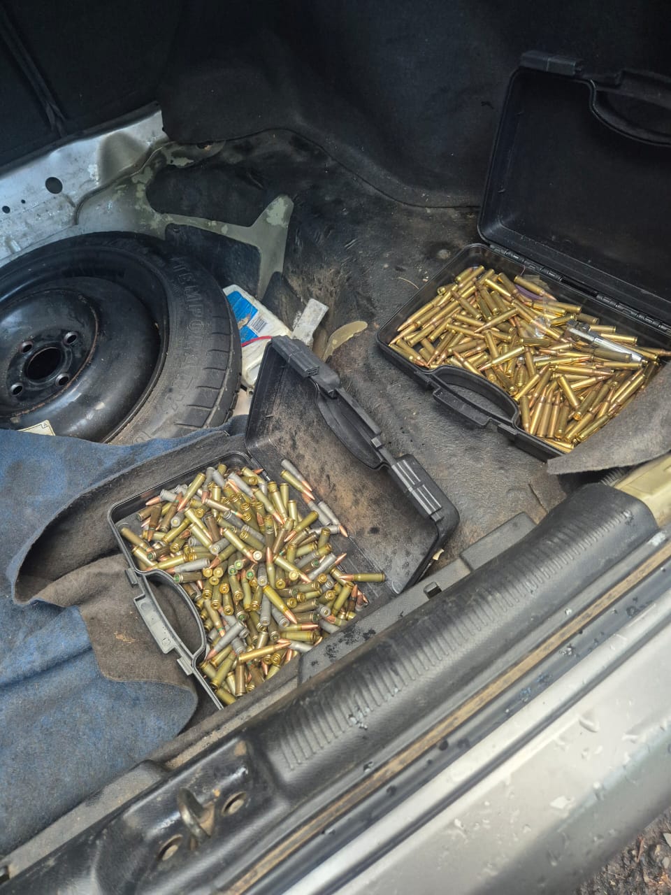 Armamento localizado en el bahúl del vehículo (Foto Prensa Libre: Cortesía) 