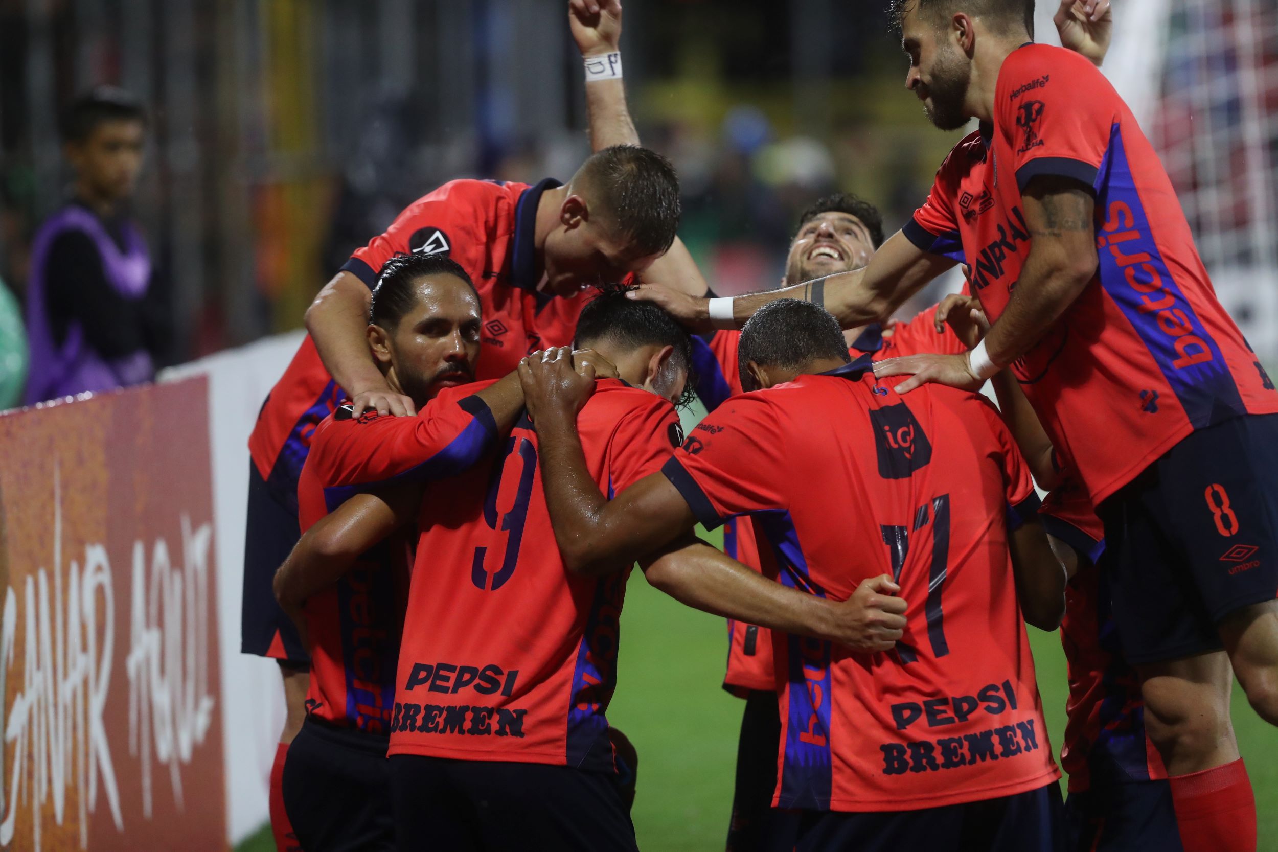 Los jugadores de Municipal celebran uno de lo goles frente a Real España. (Foto Prensa Libre: Érick Ávila).