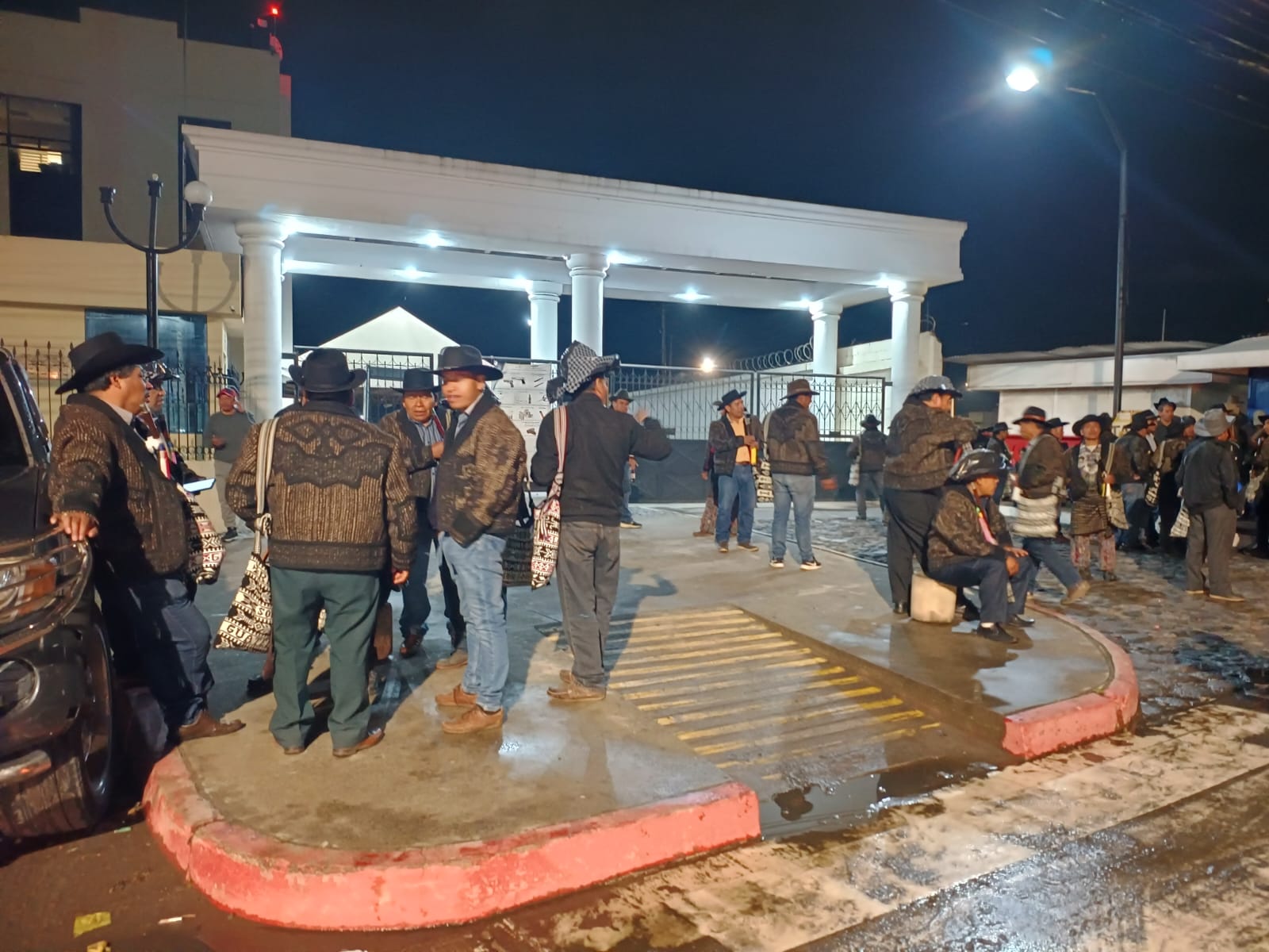 Vecinos de Sololá a las afueras de tribunales de Quetzaltenango. (Foto Prensa Libre: Lucero Sapalú)