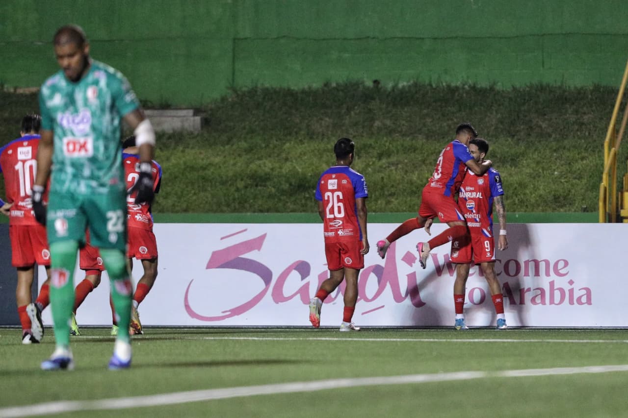 Los jugadores de Xelajú MC celebra el gol de Pedro Báez contra Real Estelí. (Foto Prensa Libre: Byron Baiza).