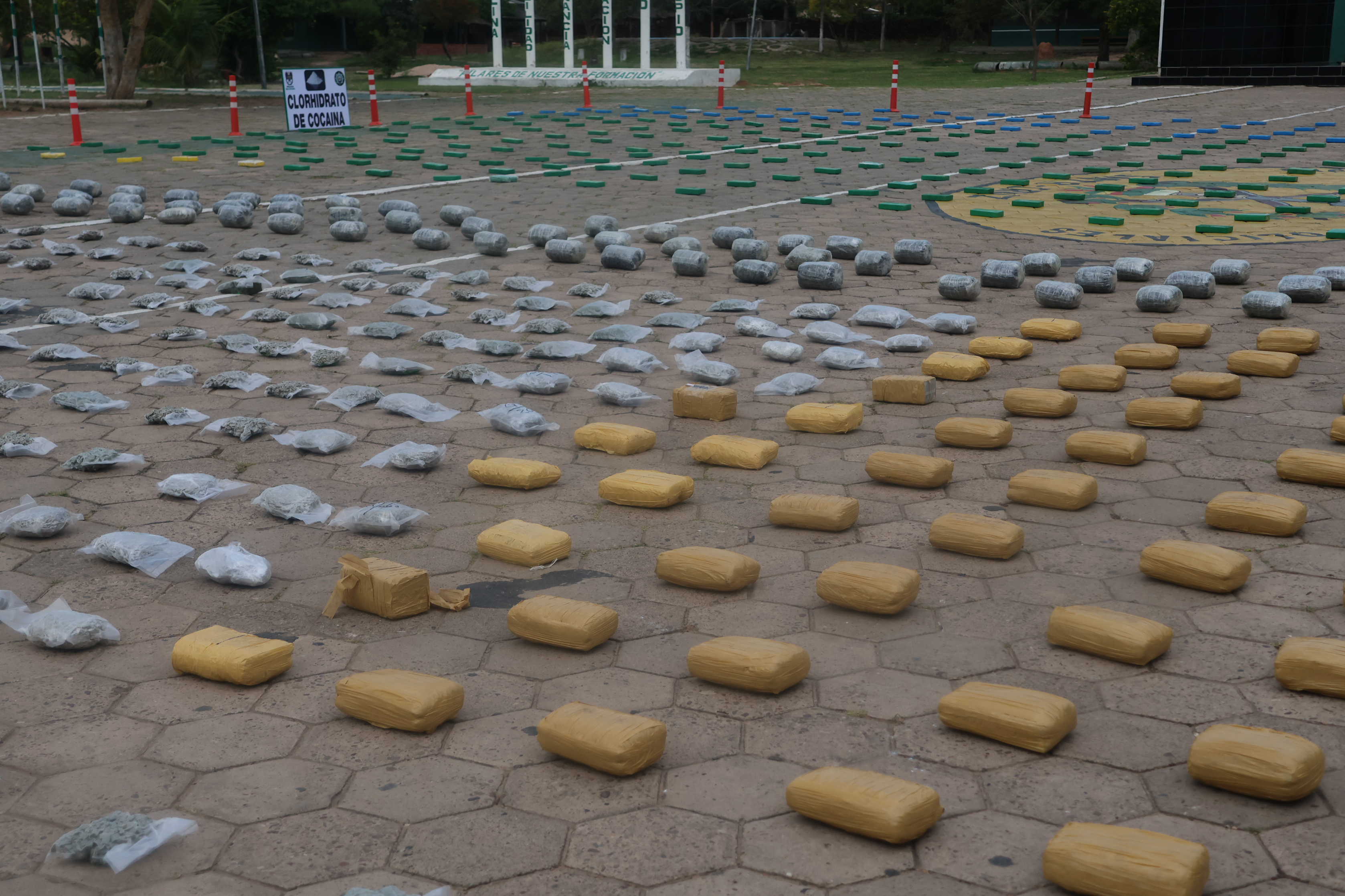 AME5408. SANTA CRUZ (BOLIVIA), 01/09/2025.- Fotografía que muestra droga incautada este lunes, en Santa Cruz (Bolivia). La fuerza antinarcóticos de Bolivia informó sobre el decomiso de unos 596 kilos de cocaína y marihuana en tres recientes operaciones realizadas en la región oriental de Santa Cruz y la amazónica Beni. EFE/ Juan Carlos Torrejón