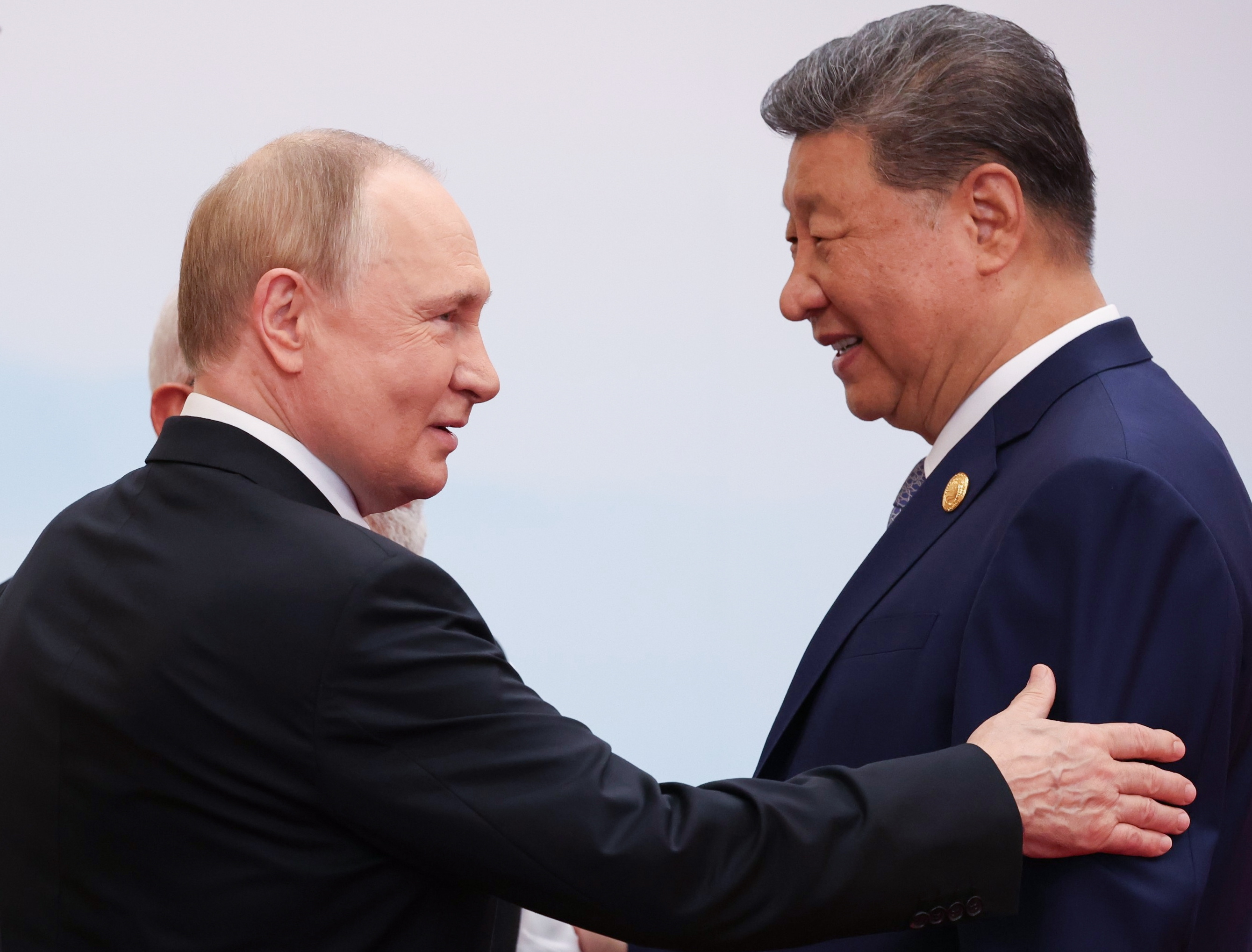 FOTODELDIA Tianjin (China), 01/09/2025.- El presidente chino Xi Jinping (d) conversa con su homólogo ruso Vladímir Putin (i) durante la cumbre de la Organización de Cooperación de Shanghái (OCS) celebrada este lunes en Tianjin, China. EFE/ Alexander Kazakov/ Sputnik / Kremlin / Pool / Crédito Obligatorio
